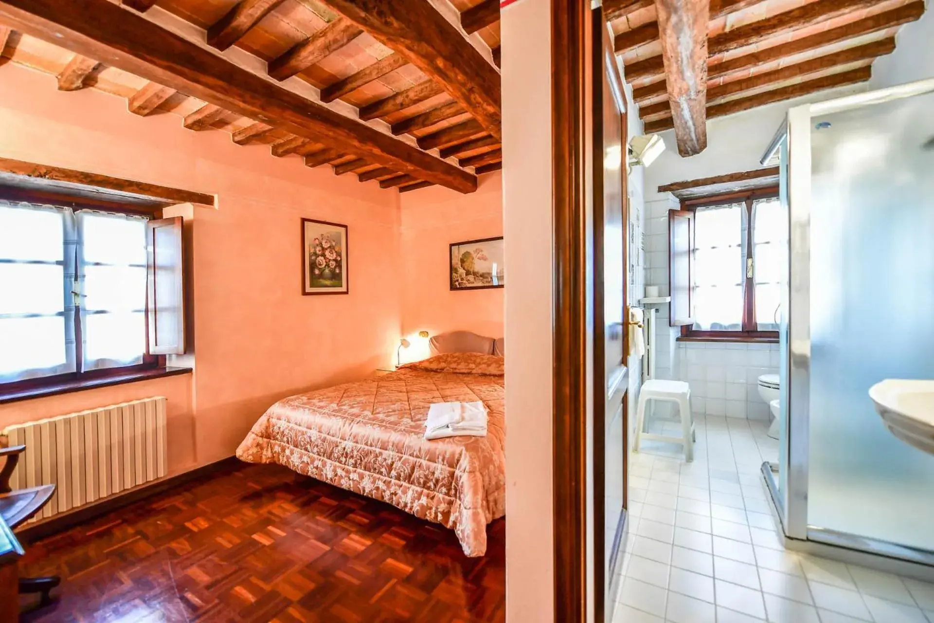 Shower, Bed in Relais Oroscopo Shower, Bed in Relais Oroscopo