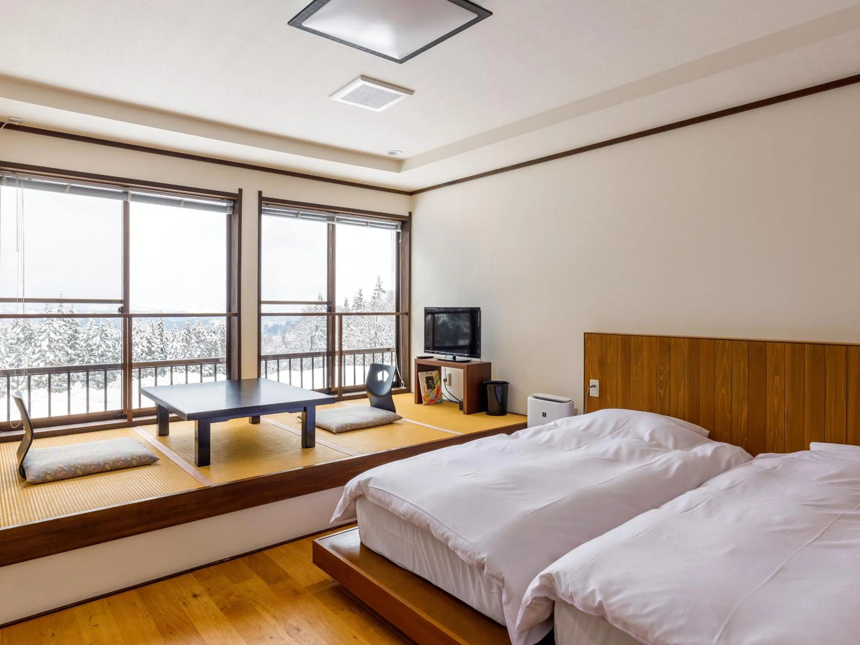Photo of the whole room, Bed in Auberge 醸す森 "kamosu mori"