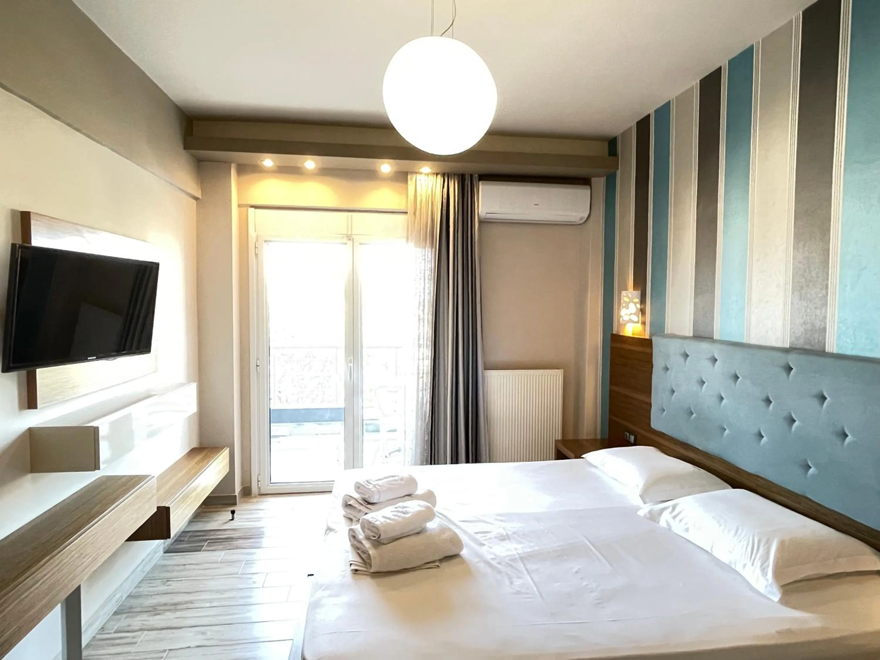Property building, Bed in Porto Del Sol Hotel