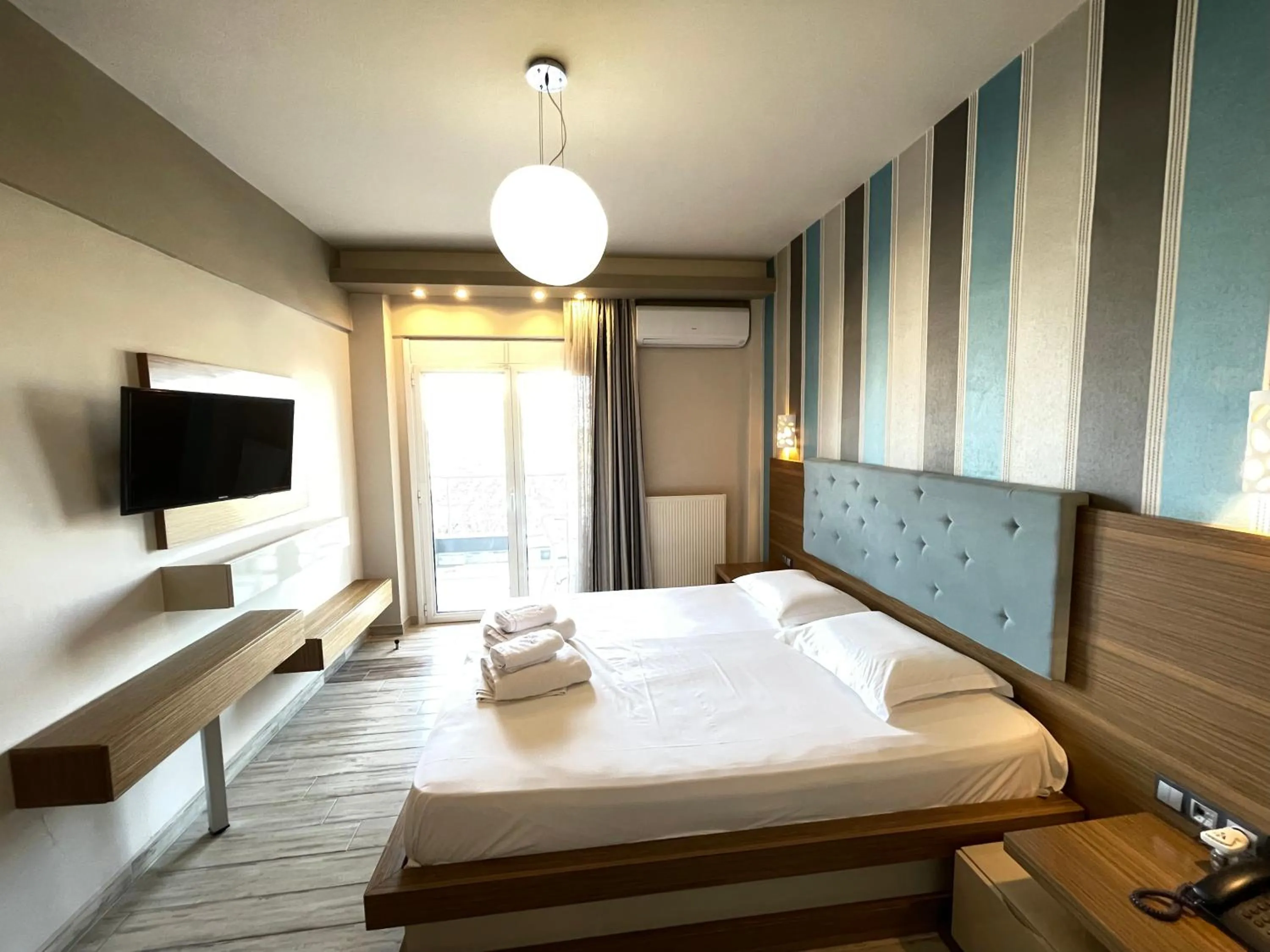 Property building, Bed in Porto Del Sol Hotel