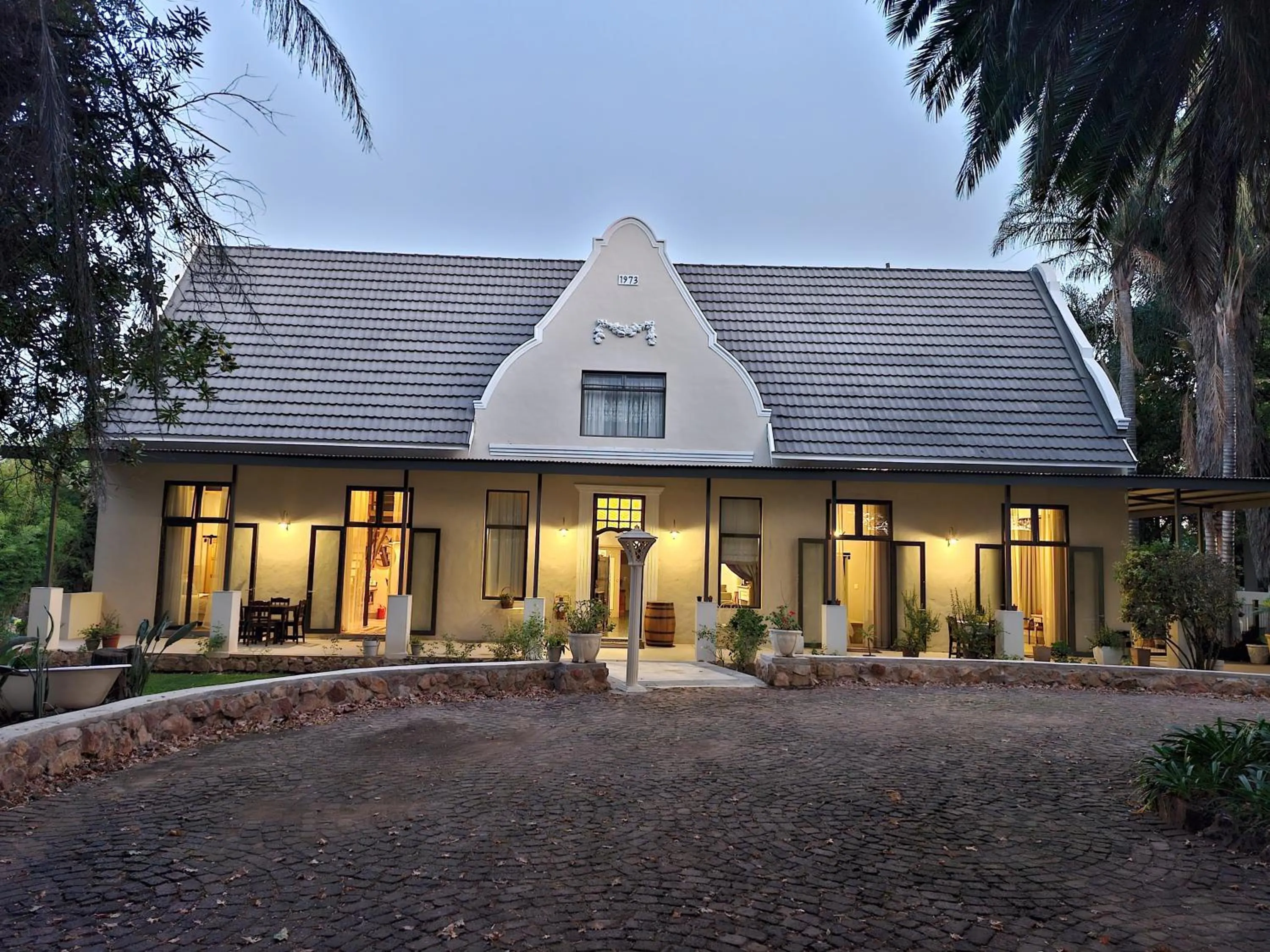 Le Chateau Guest House and Conference Centre