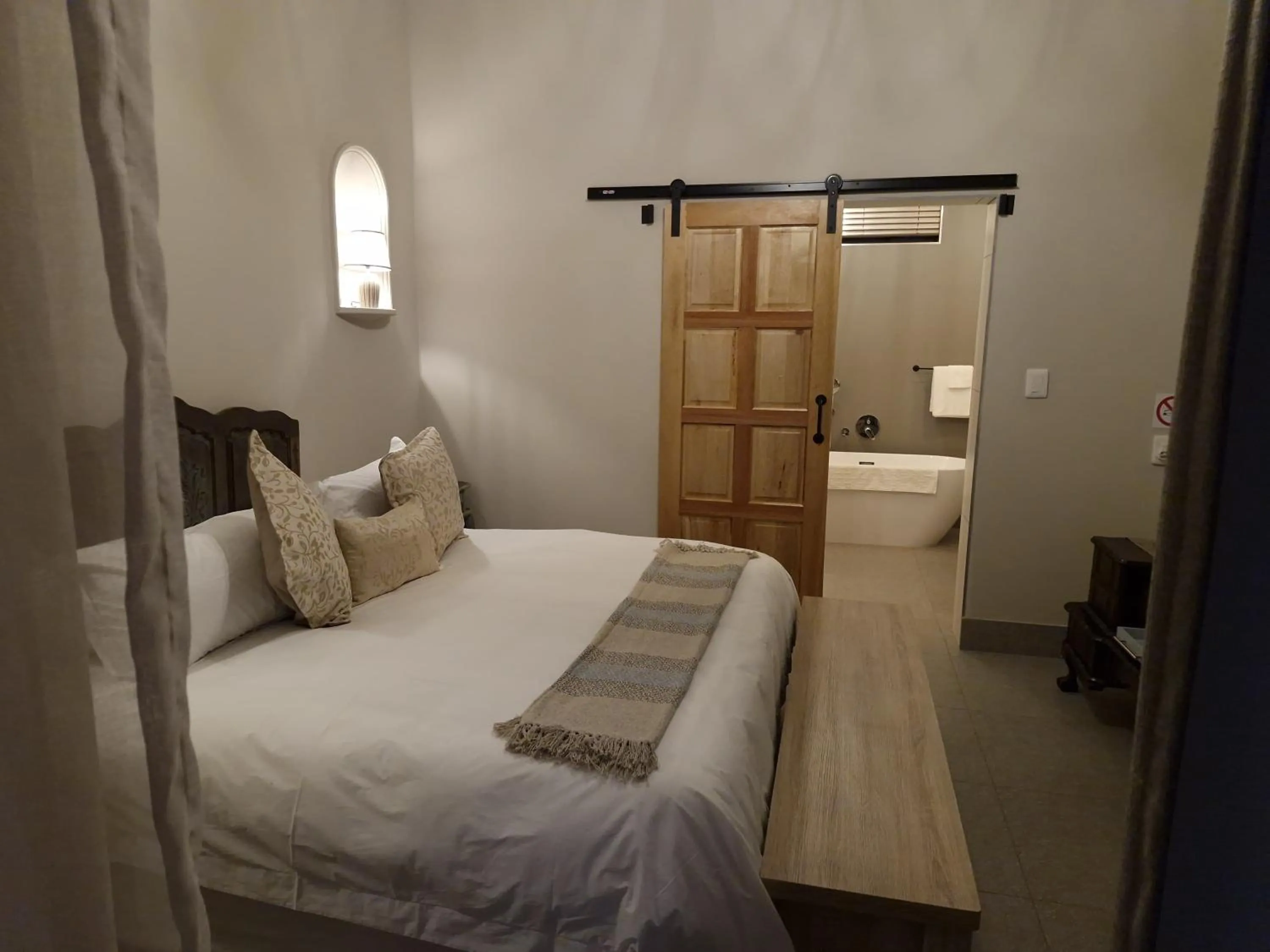 Premium King Room - single occupancy in Le Chateau Guest House and Conference Centre