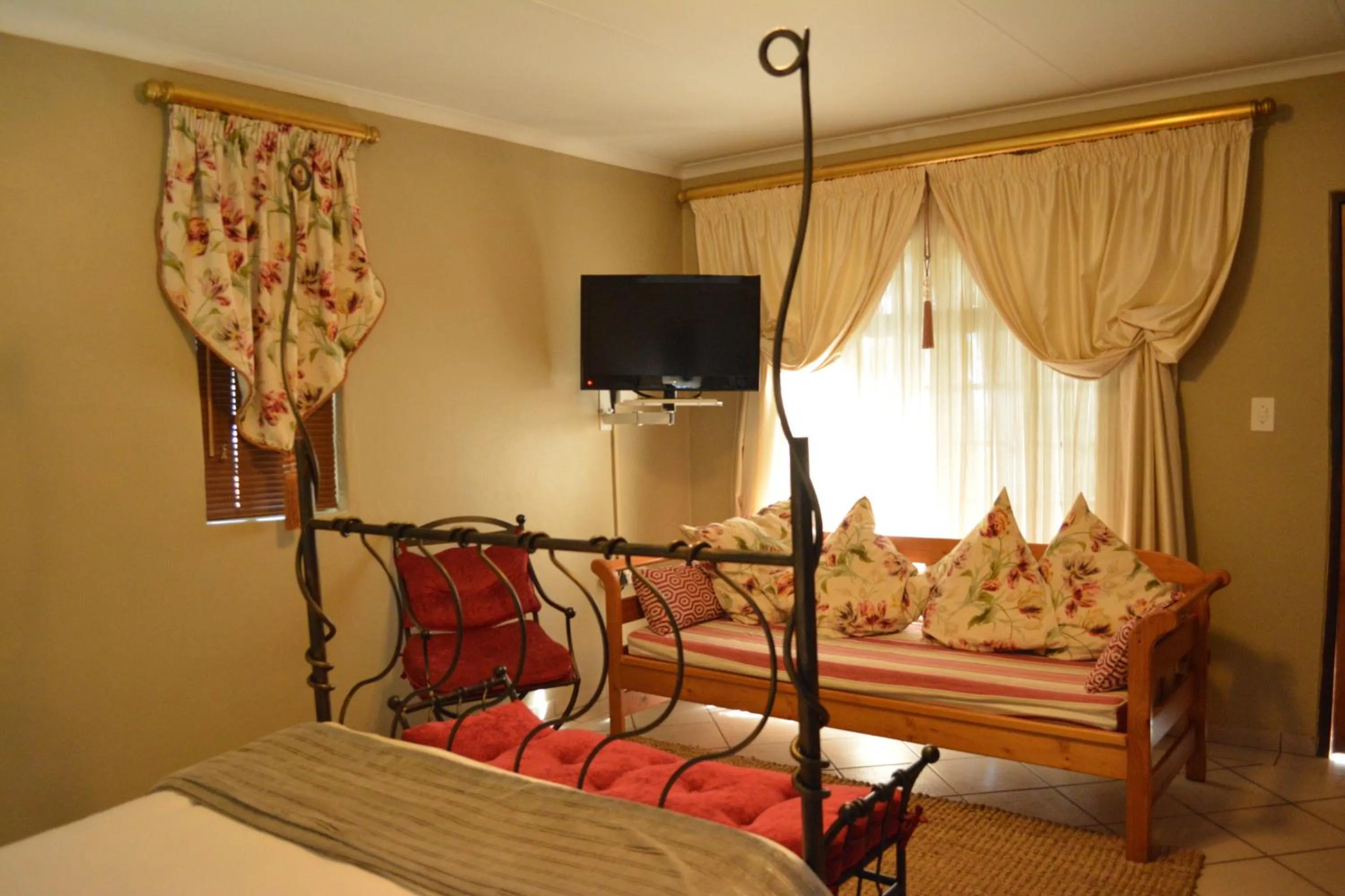Honeymoon Suite in Le Chateau Guest House and Conference Centre