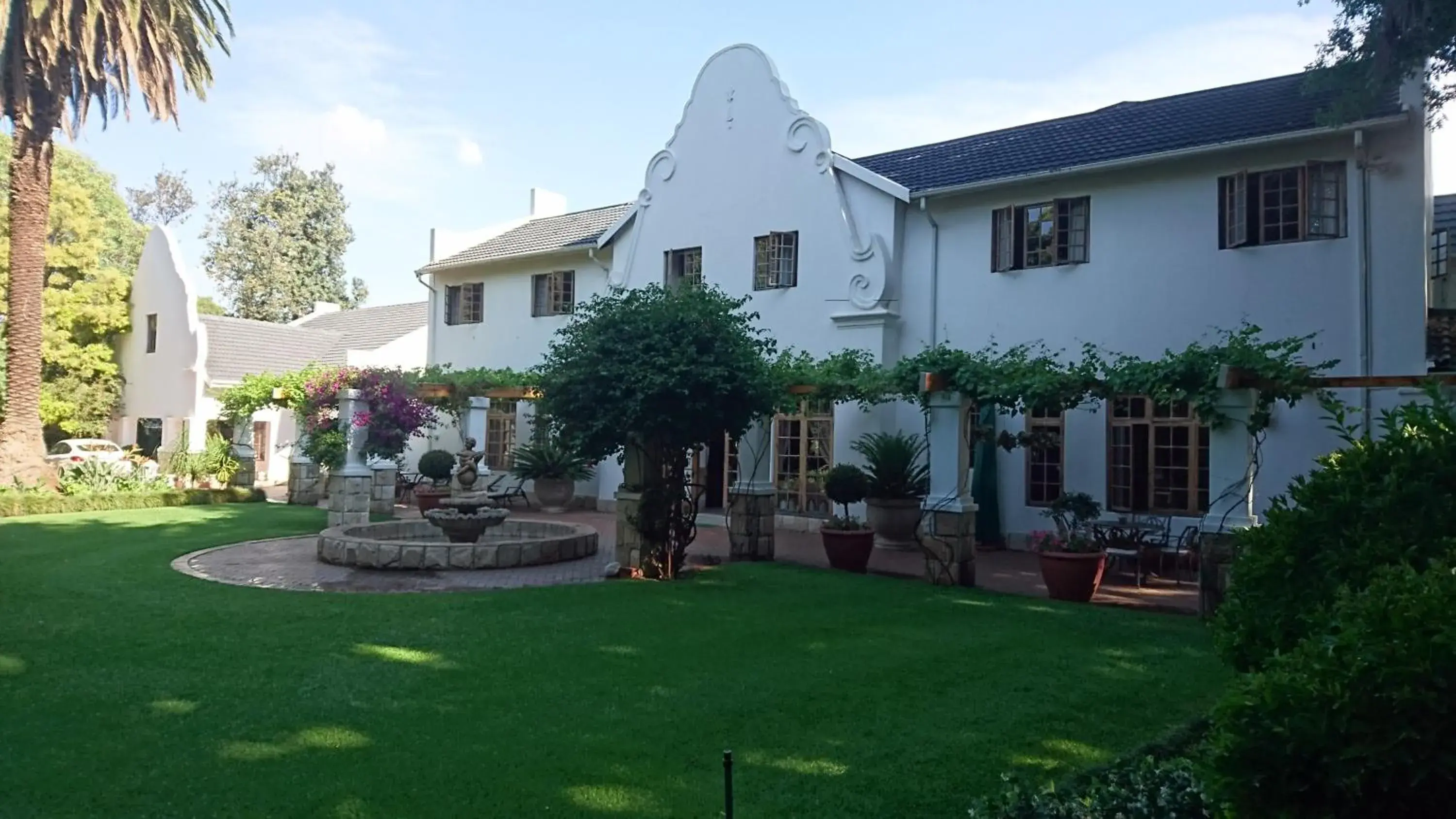 Le Chateau Guest House and Conference Centre Le Chateau Guest House and Conference Centre