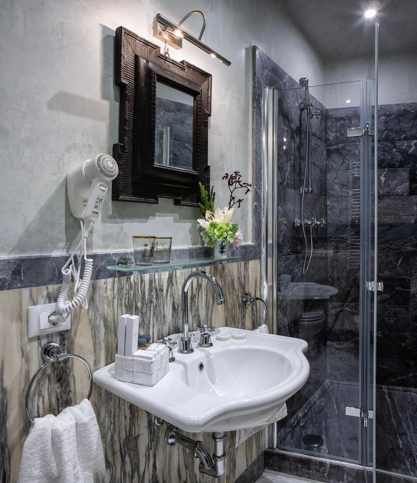 Shower in B&B "La Bottega d'Arte"