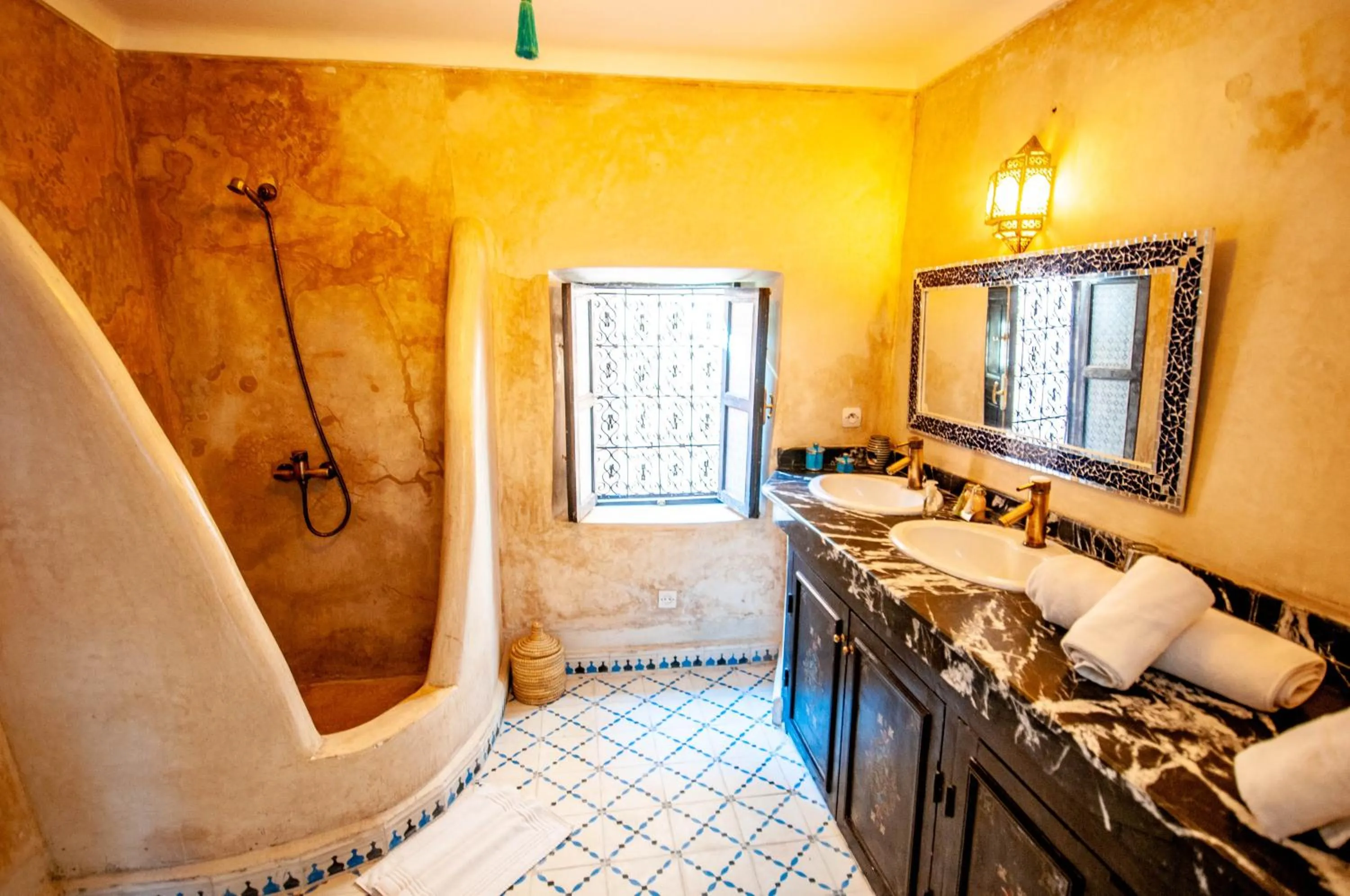 Bathroom, Bed in Riad Makila