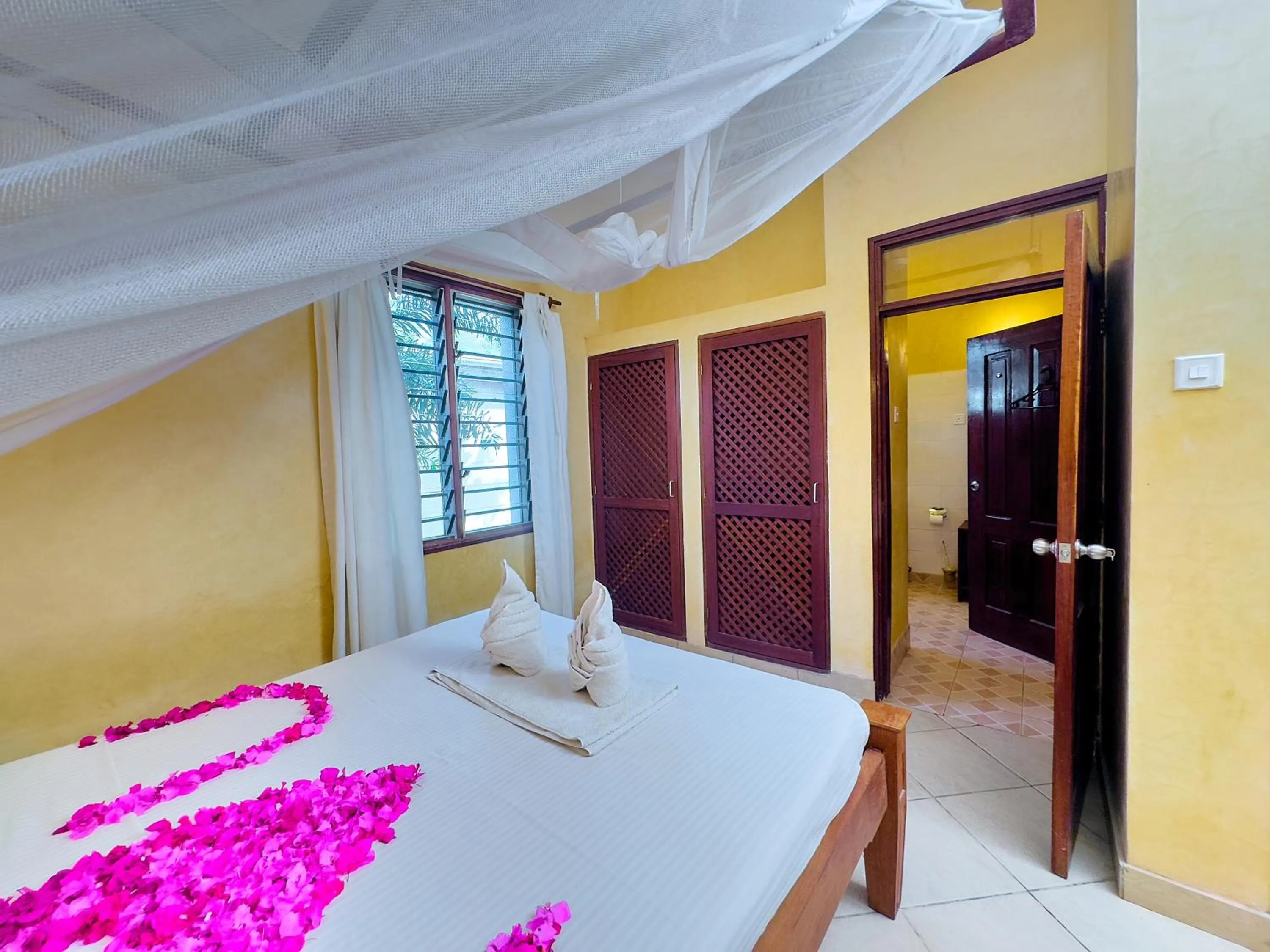 Bedroom, Bed in Flametree Beach Homes
