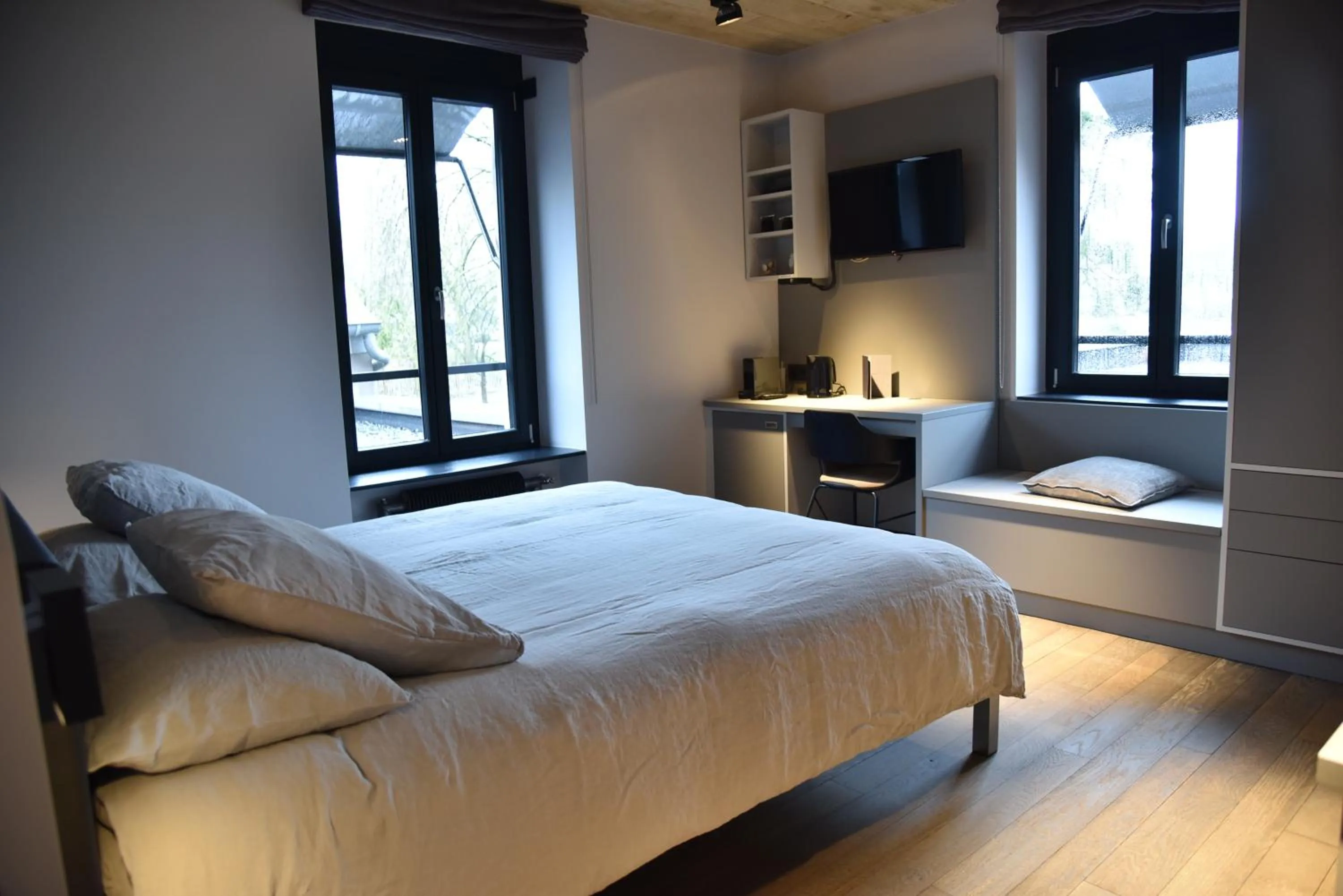 Photo of the whole room, Bed in Airfield Living - Airport