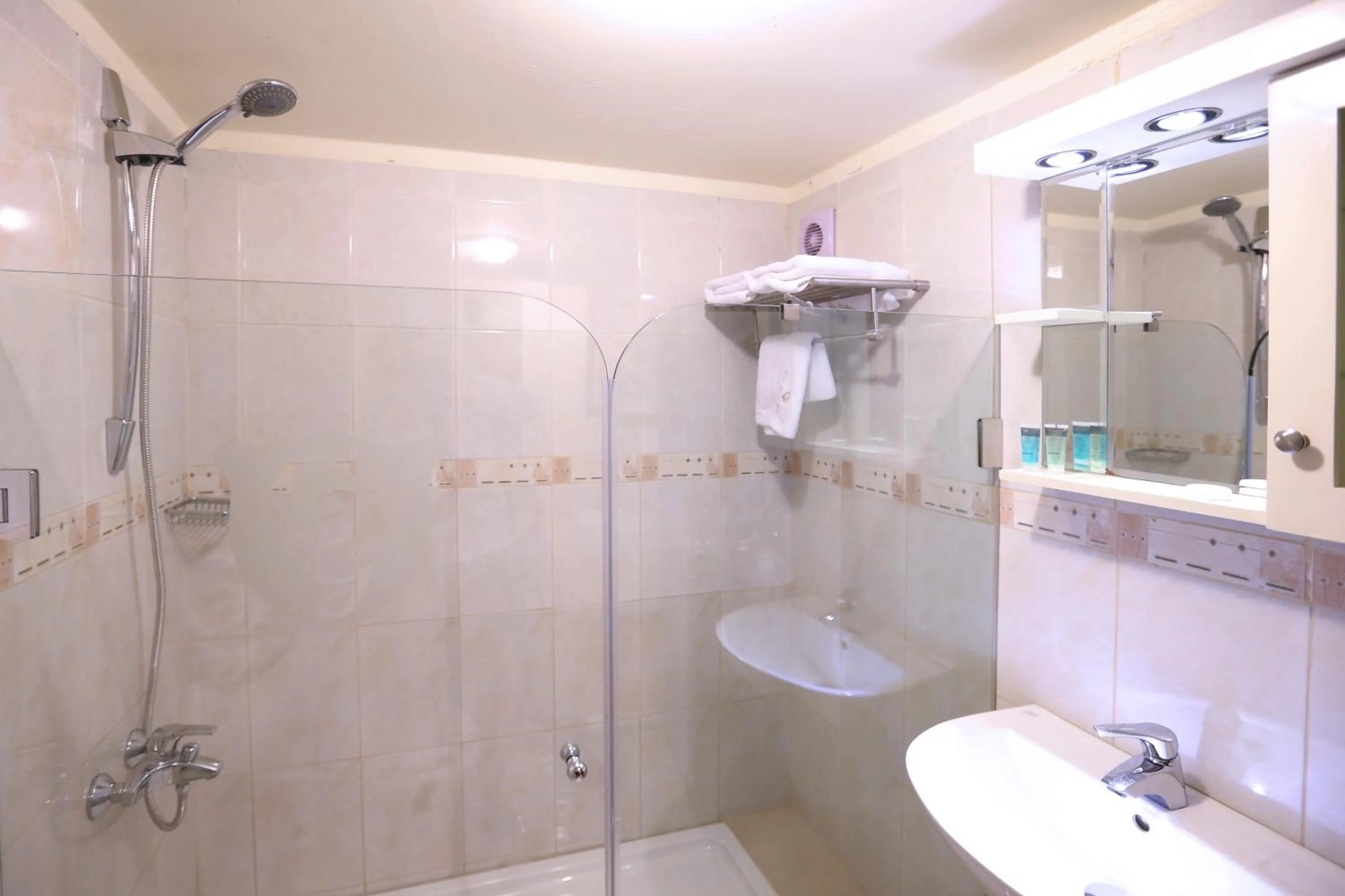 Shower in Grand Gabriel