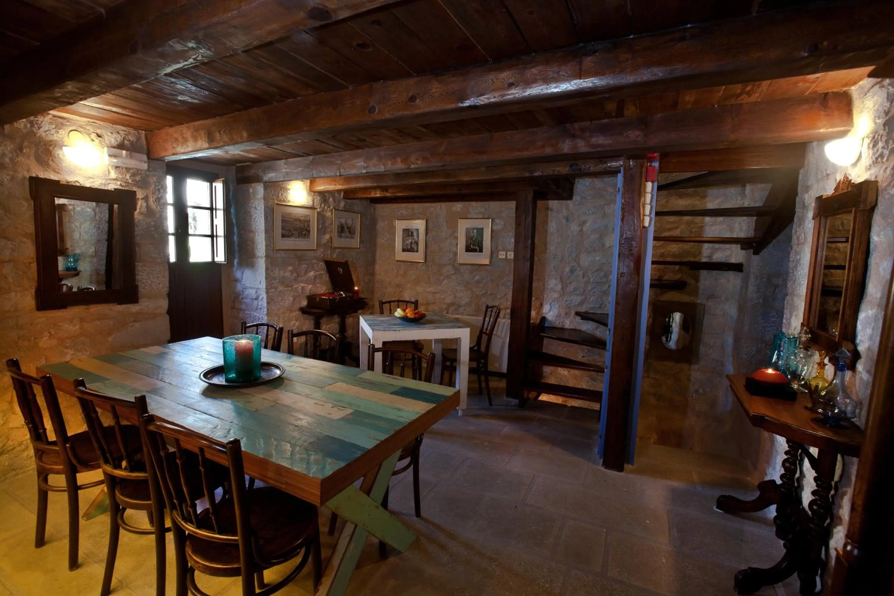 Restaurant/places to eat in Mavromichalai