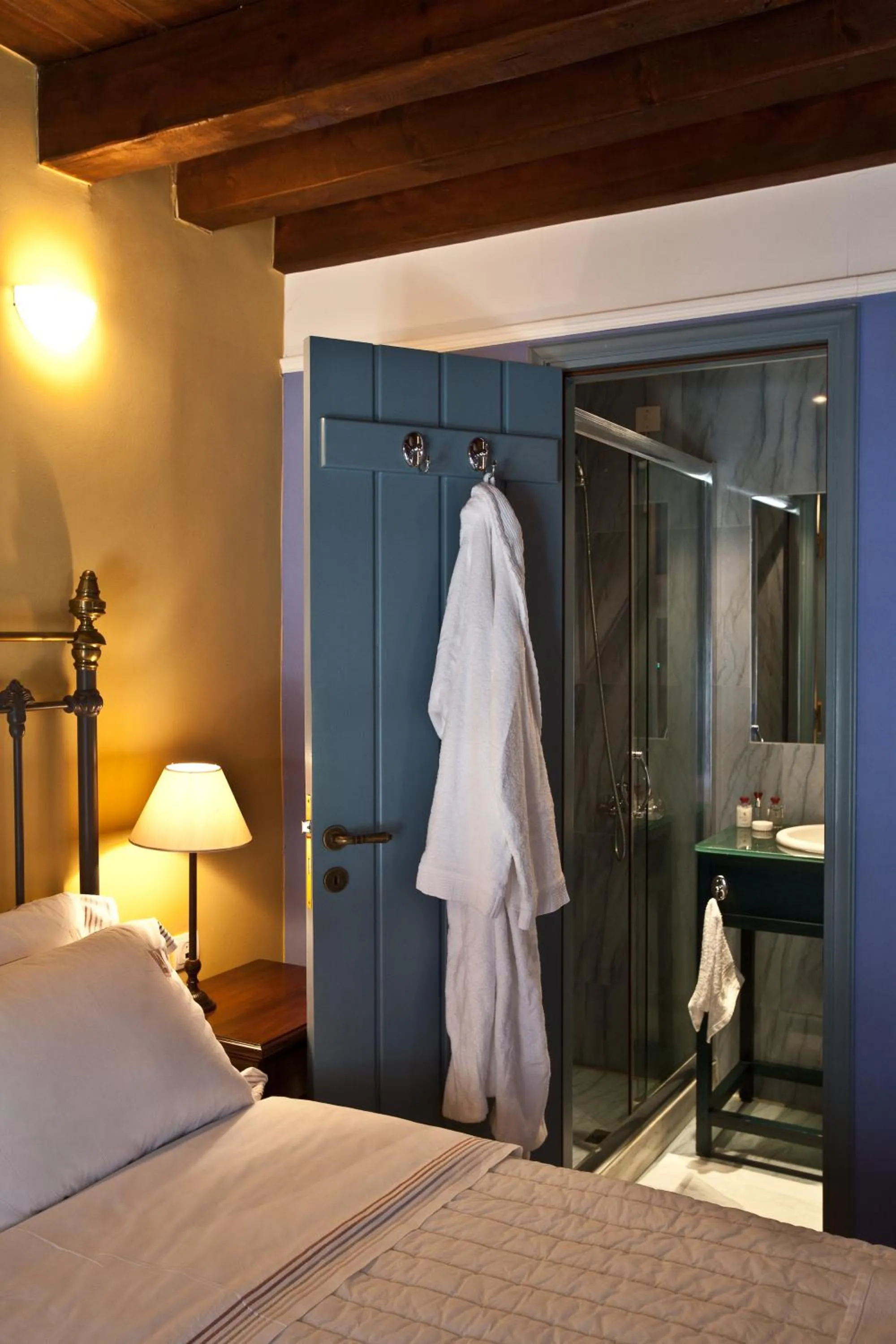 Bathroom, Bed in Mavromichalai