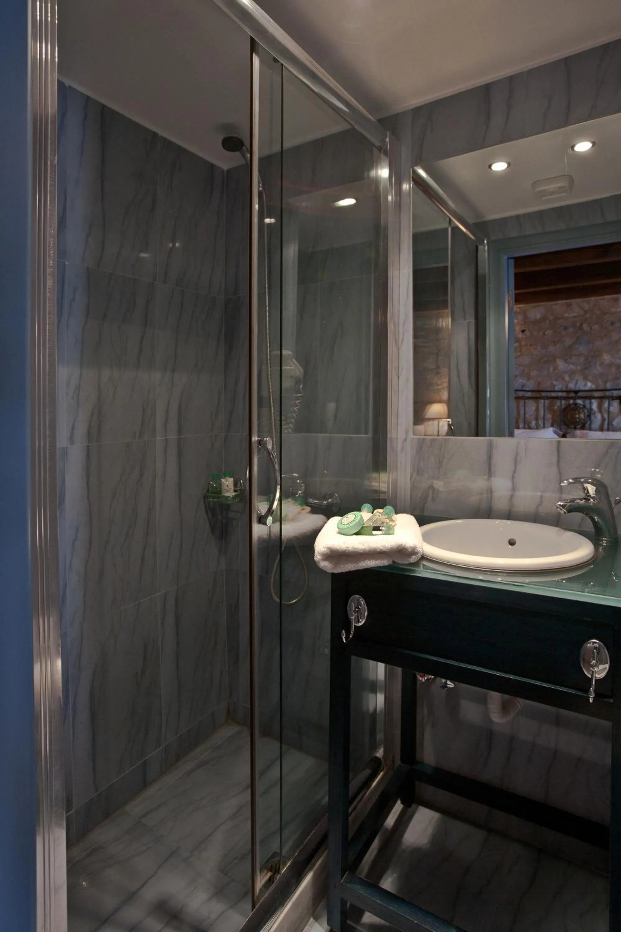 Bathroom in Mavromichalai