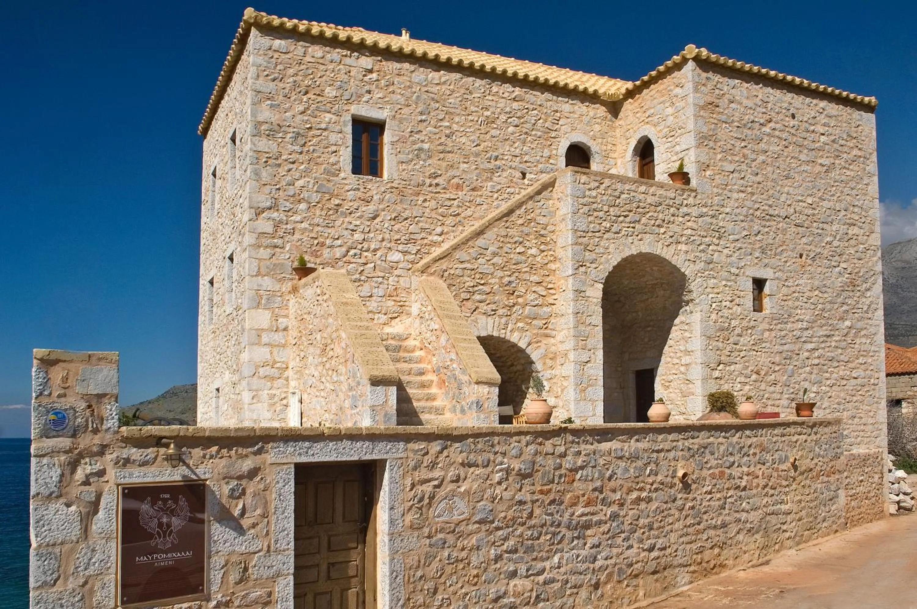 Facade/entrance in Mavromichalai