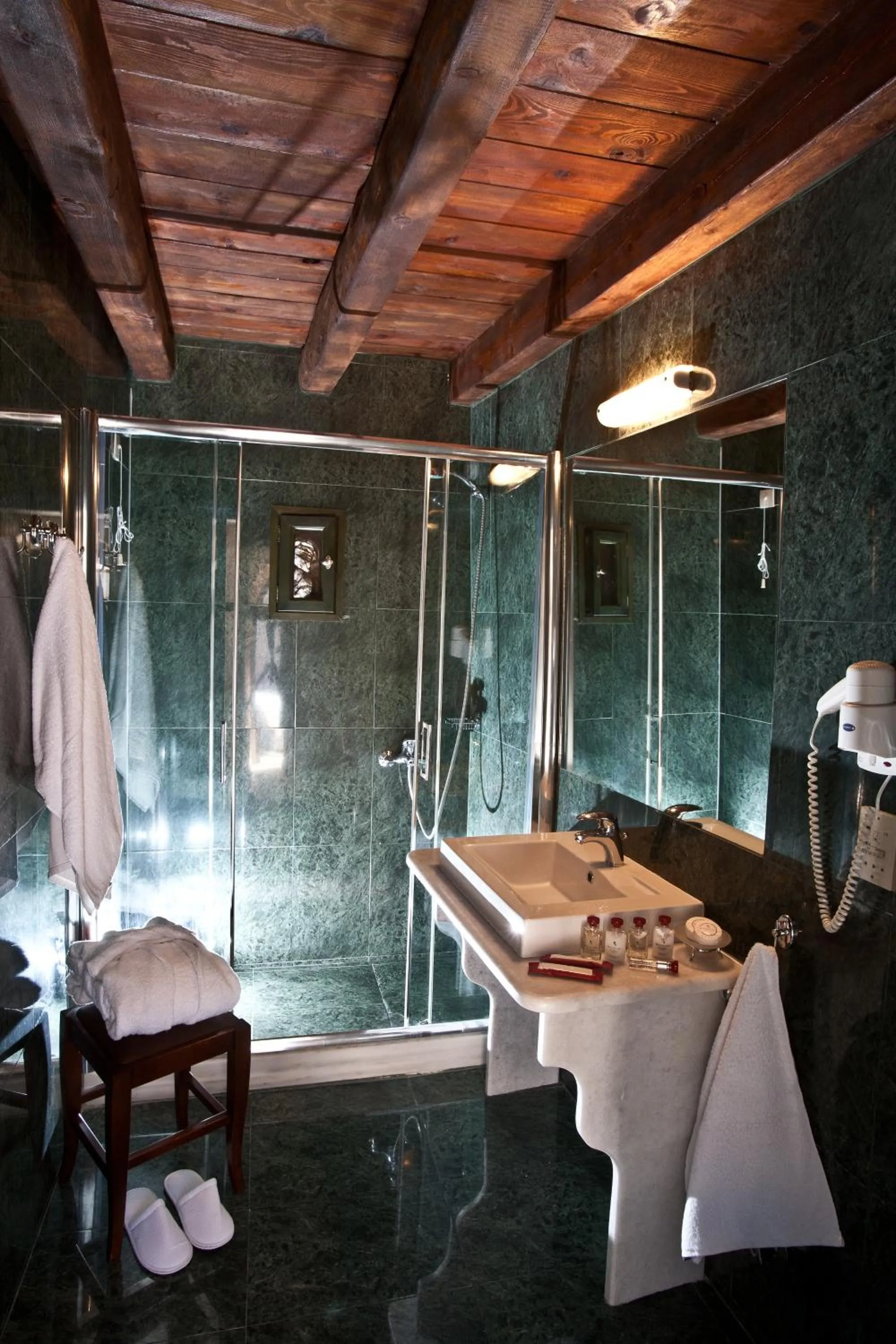 Bathroom in Mavromichalai