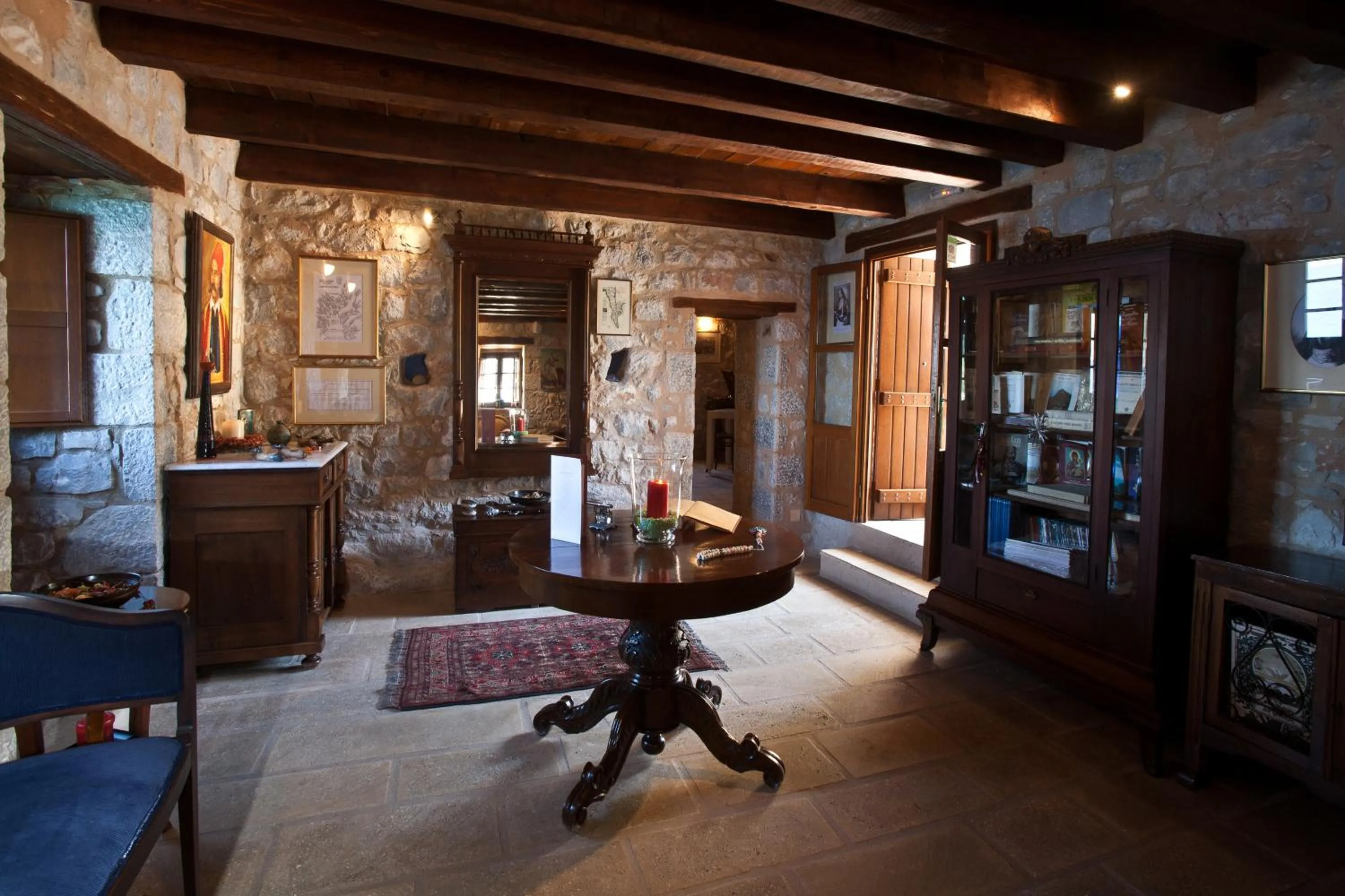 Library in Mavromichalai
