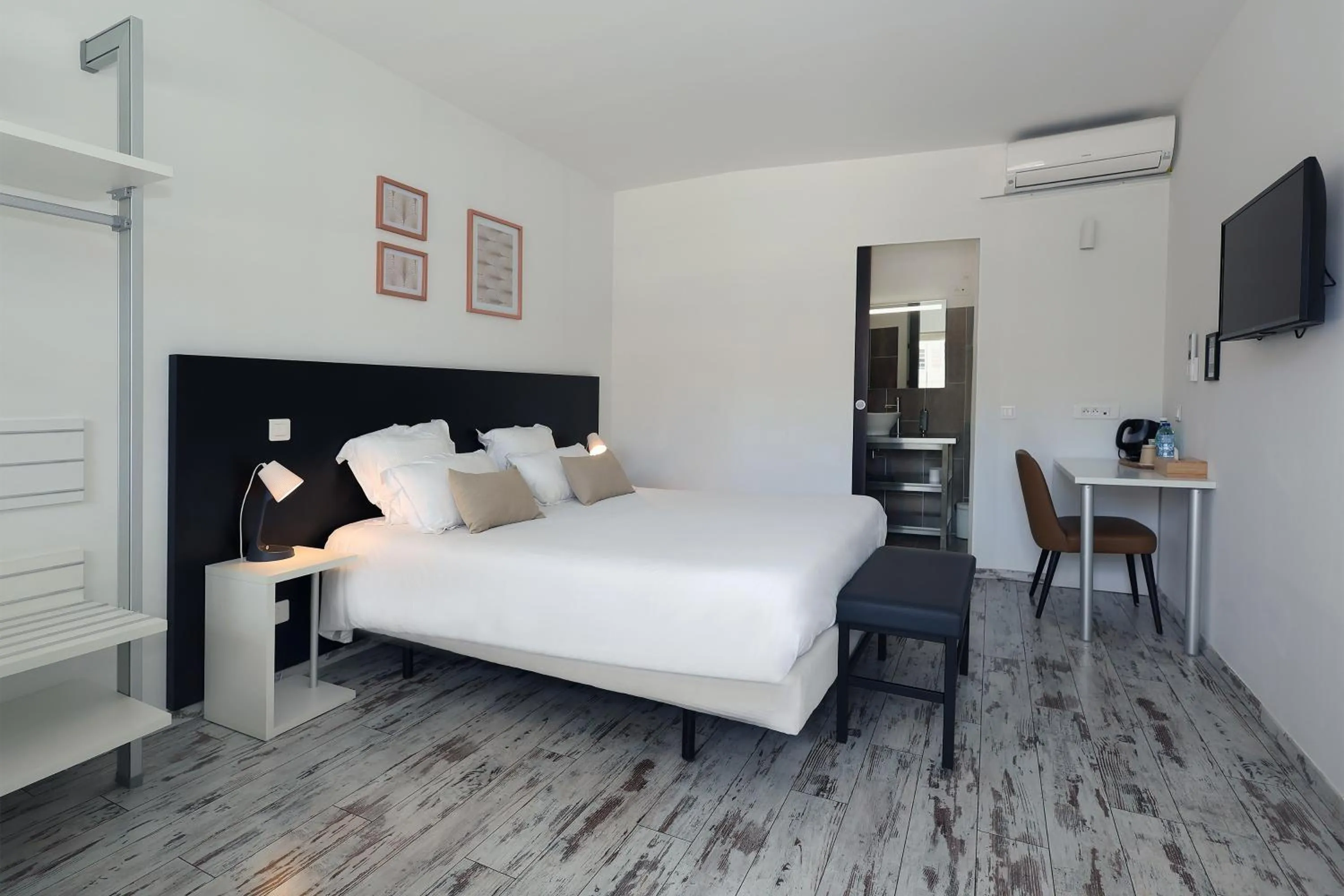 Photo of the whole room, Bed in Le Néliö