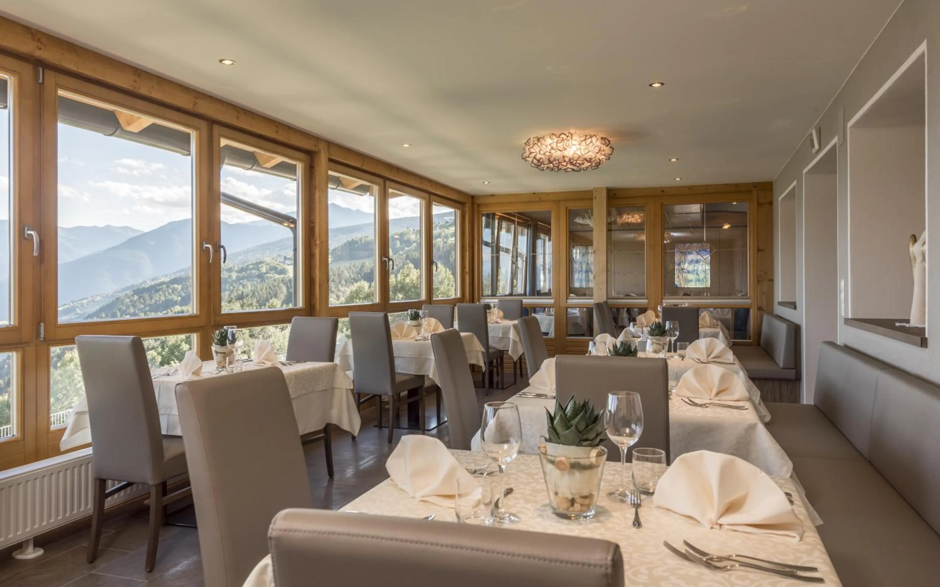 Restaurant/places to eat in Panoramahotel Huberhof