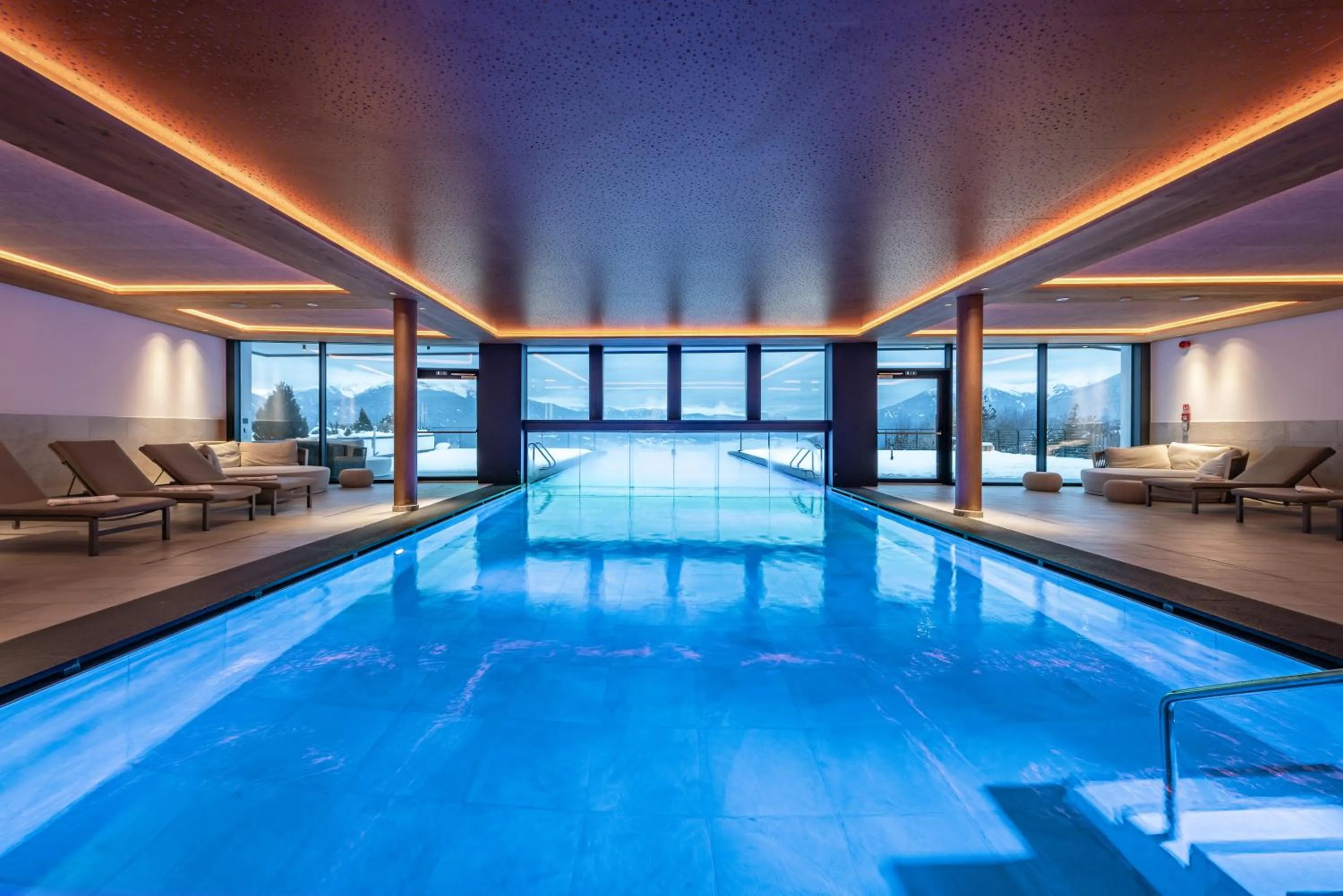 Swimming pool in Panoramahotel Huberhof