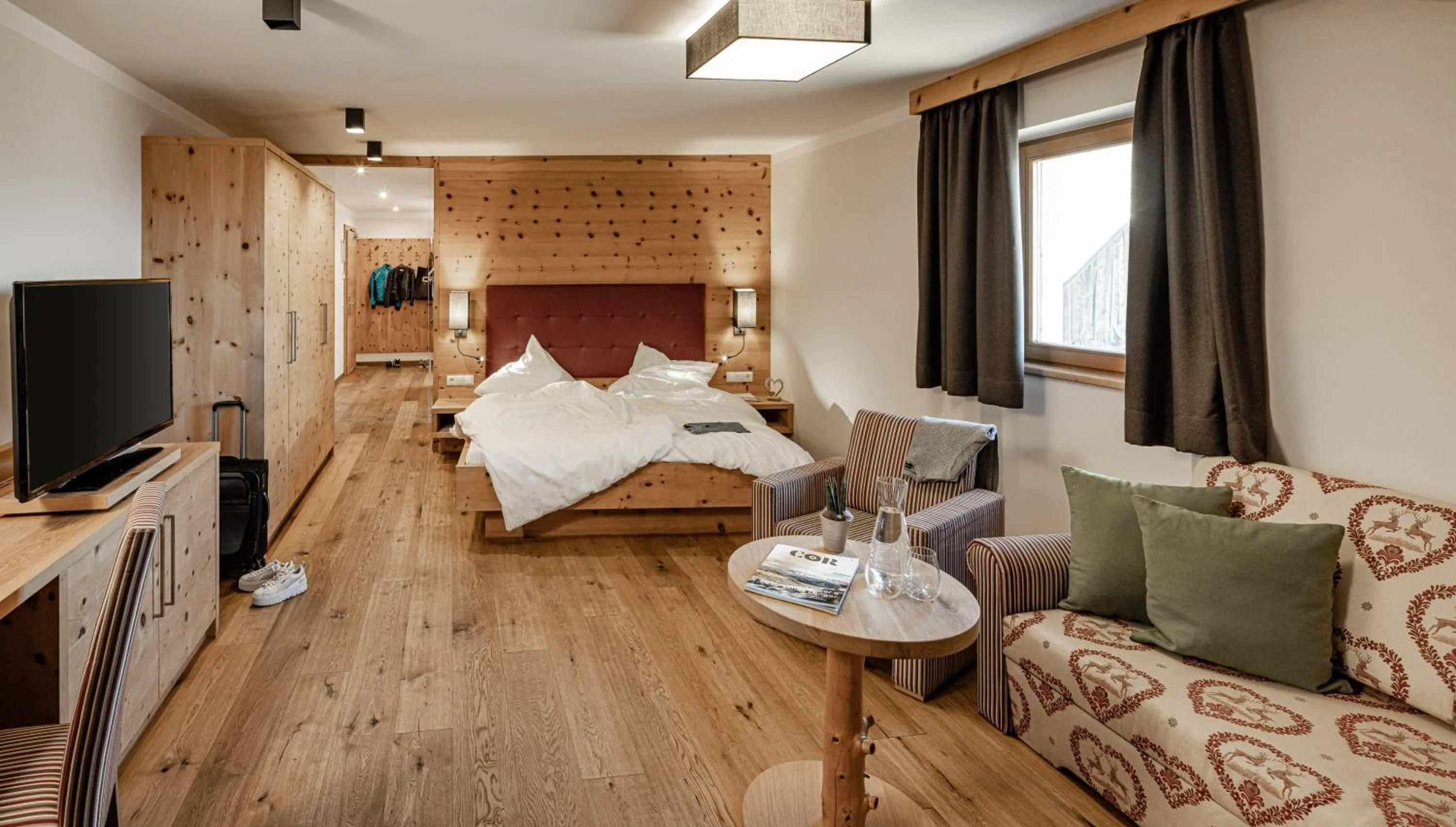 Living room, Bed in Panoramahotel Huberhof