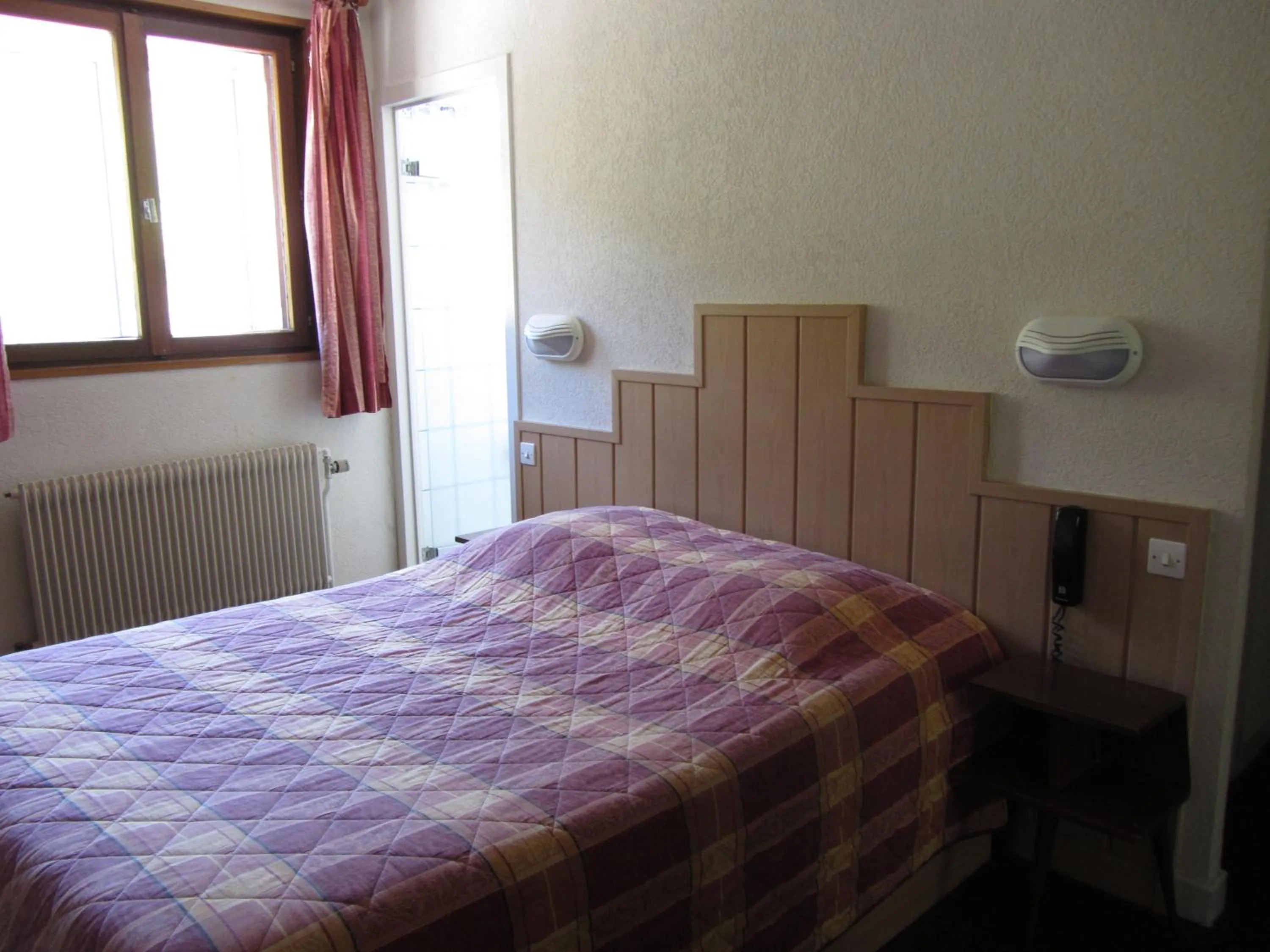 Photo of the whole room, Bed in Auberge des Skieurs
