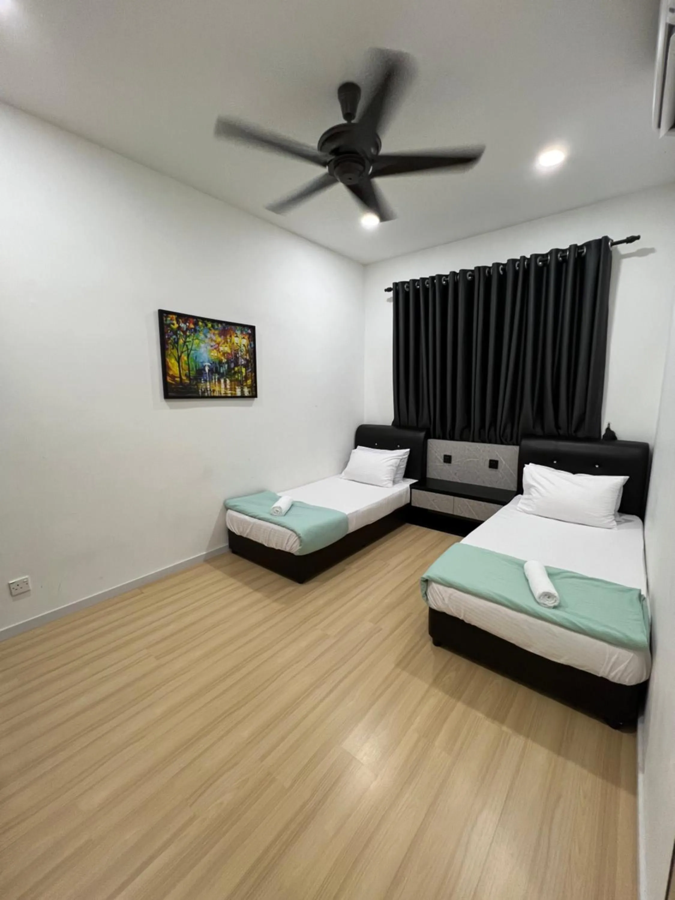 Bed in Home Away from Home in Taiping - 3R4B Family & Group Friendly!