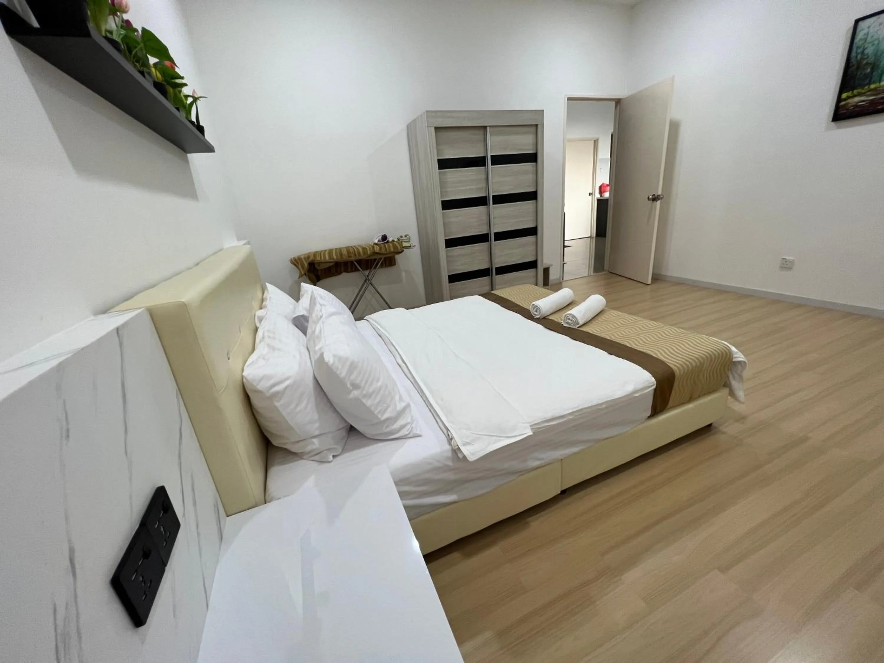 Bed in Home Away from Home in Taiping - 3R4B Family & Group Friendly!