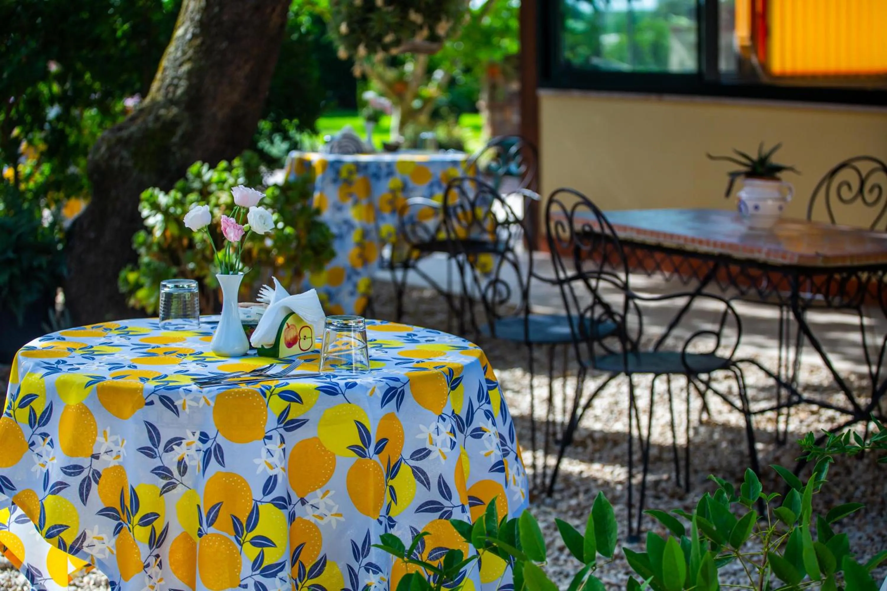 Garden in I Lecci Guesthouse
