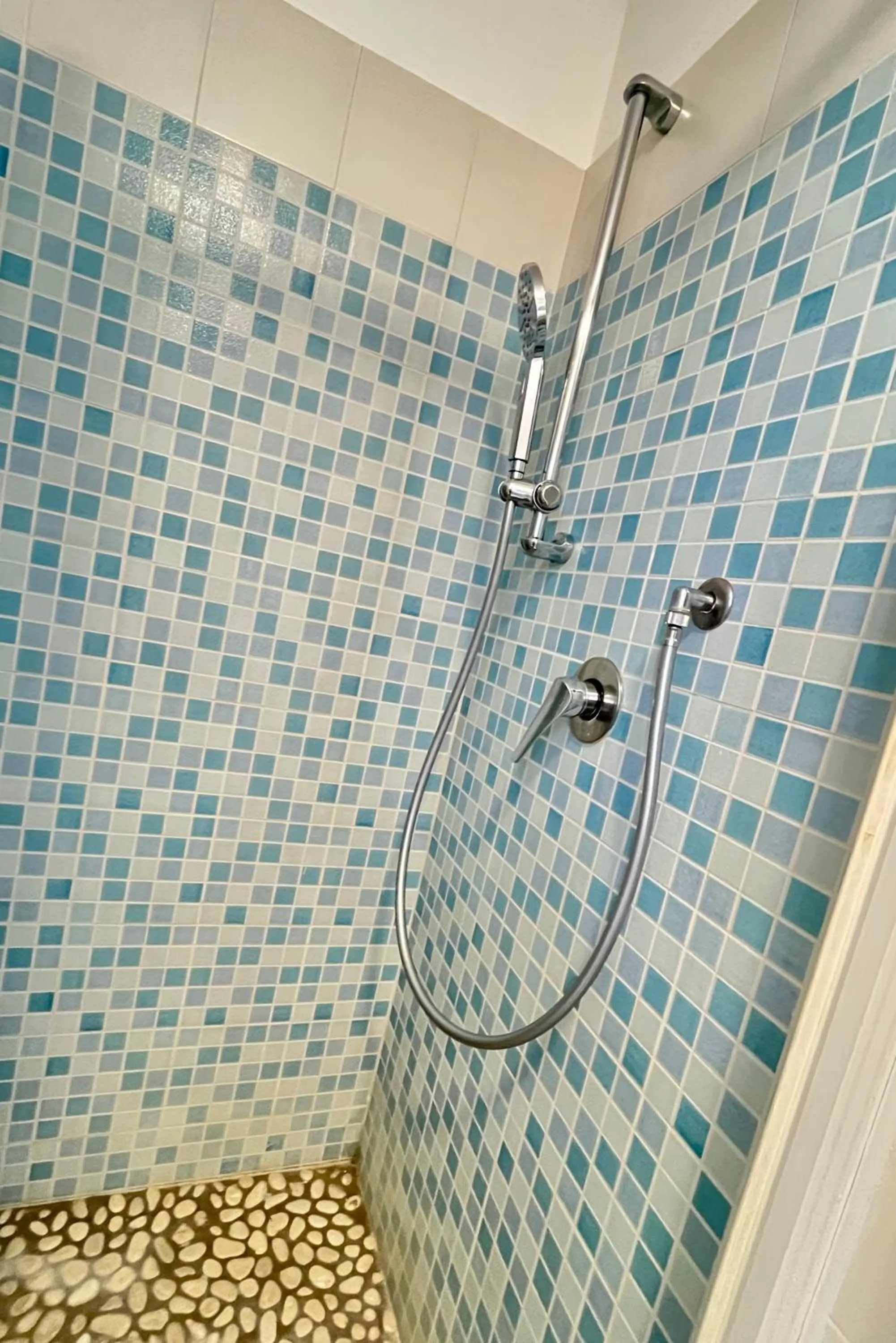 Shower in I Lecci Guesthouse