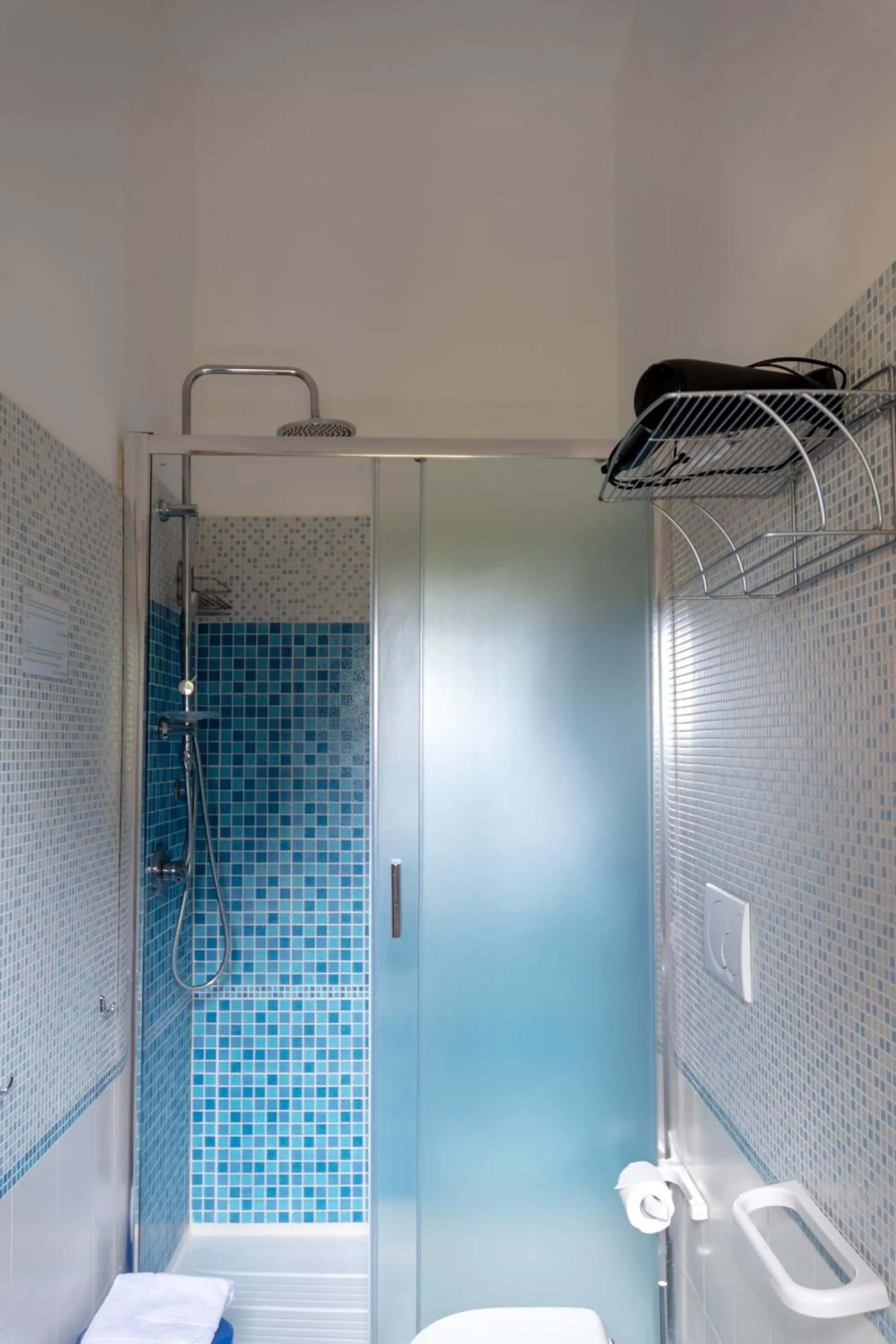 Shower in I Lecci Guesthouse