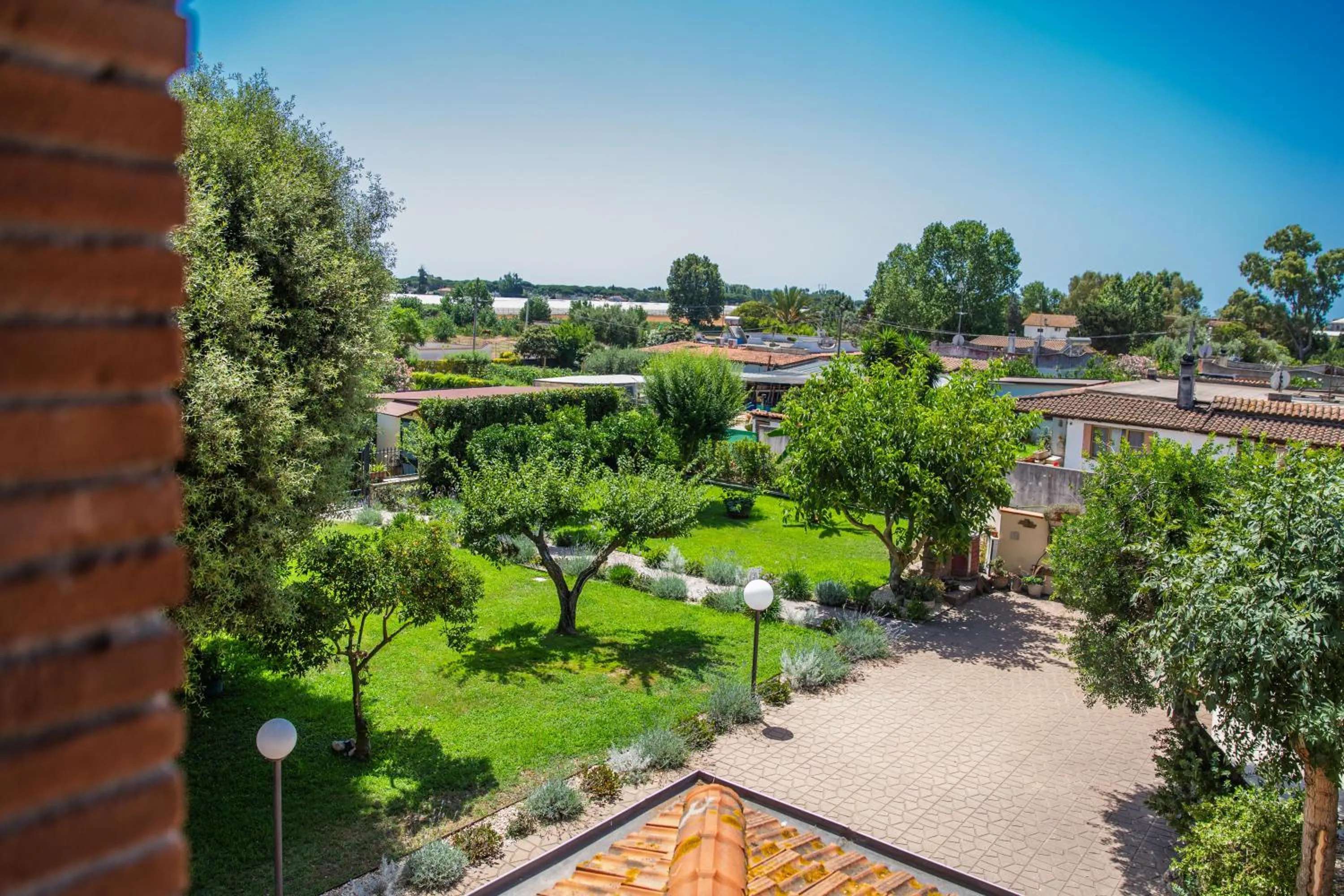 Inner courtyard view in I Lecci Guesthouse