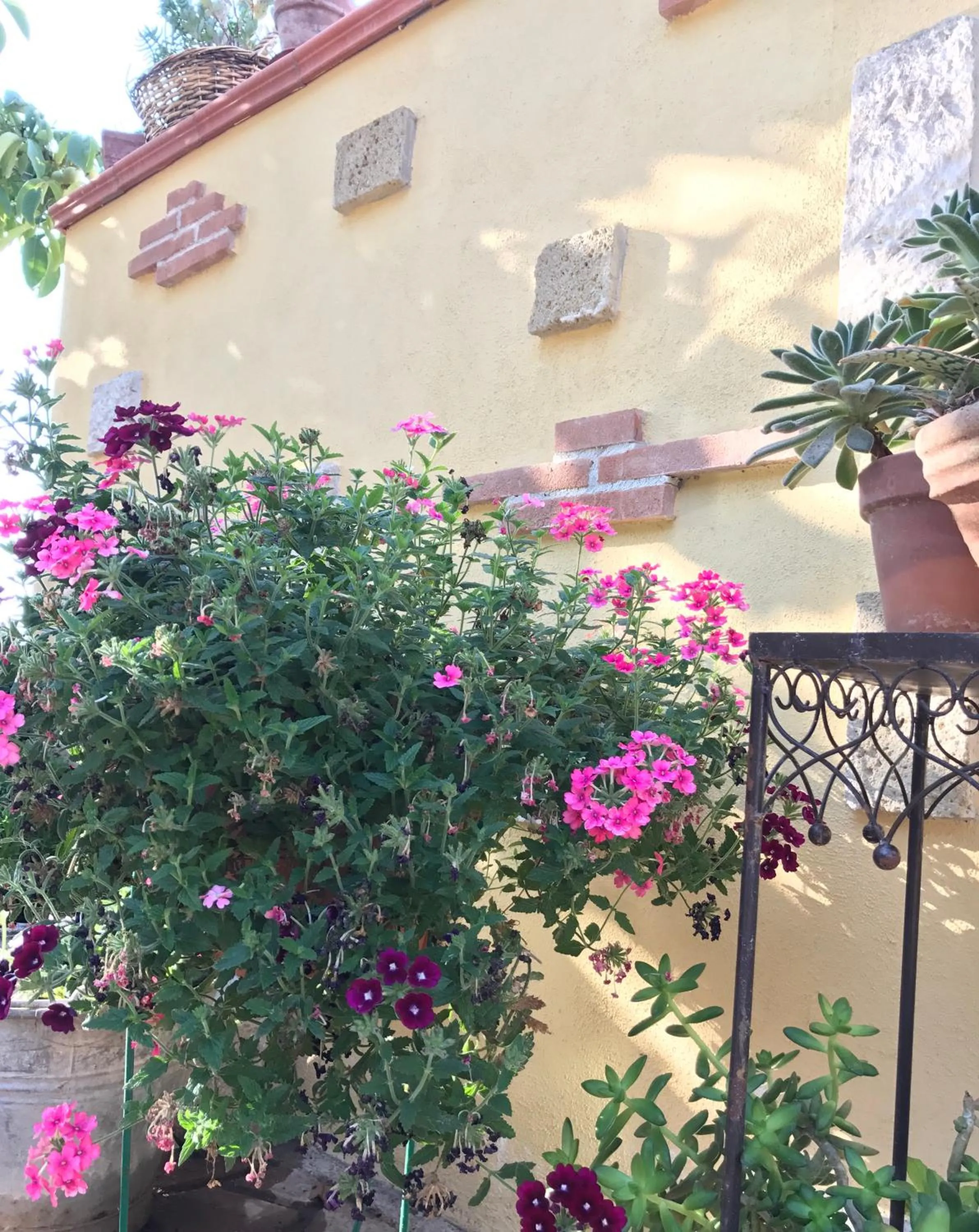 Decorative detail in I Lecci Guesthouse