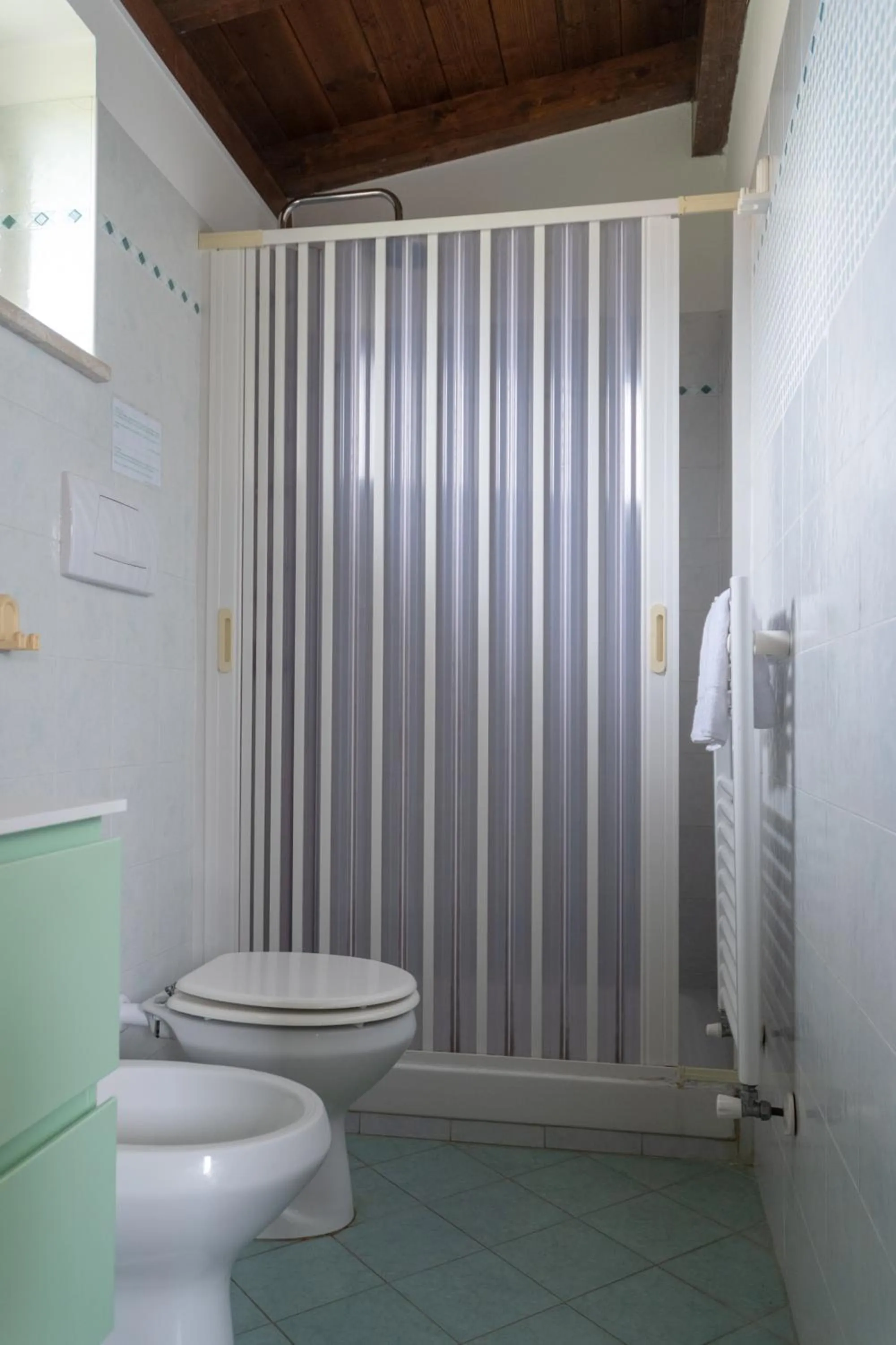 Shower in I Lecci Guesthouse