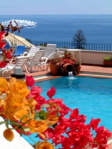 Swimming pool in Apartamentos Quinta Mae dos Homens