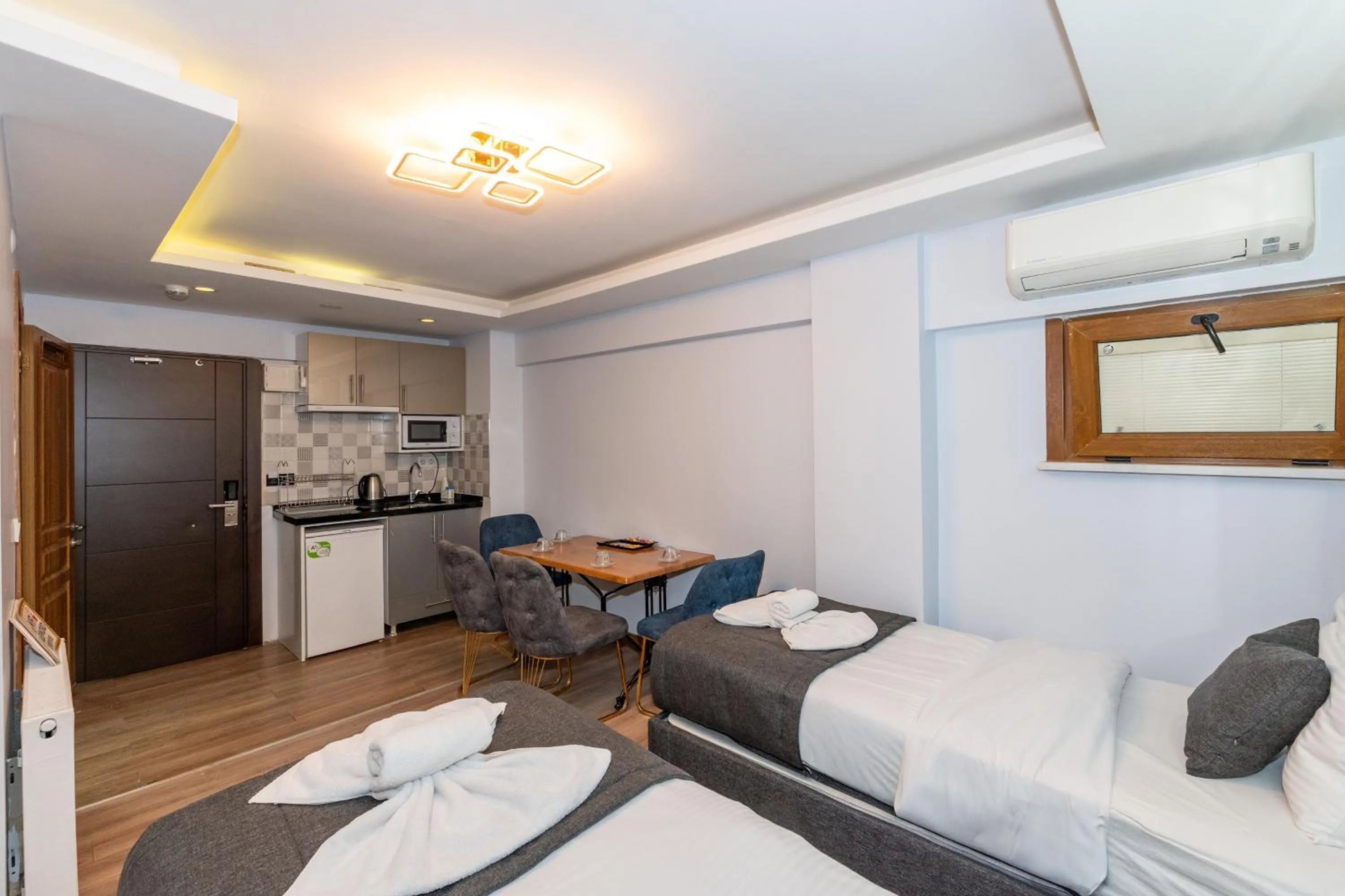 Kitchen or kitchenette, Bed in T-Square Residence