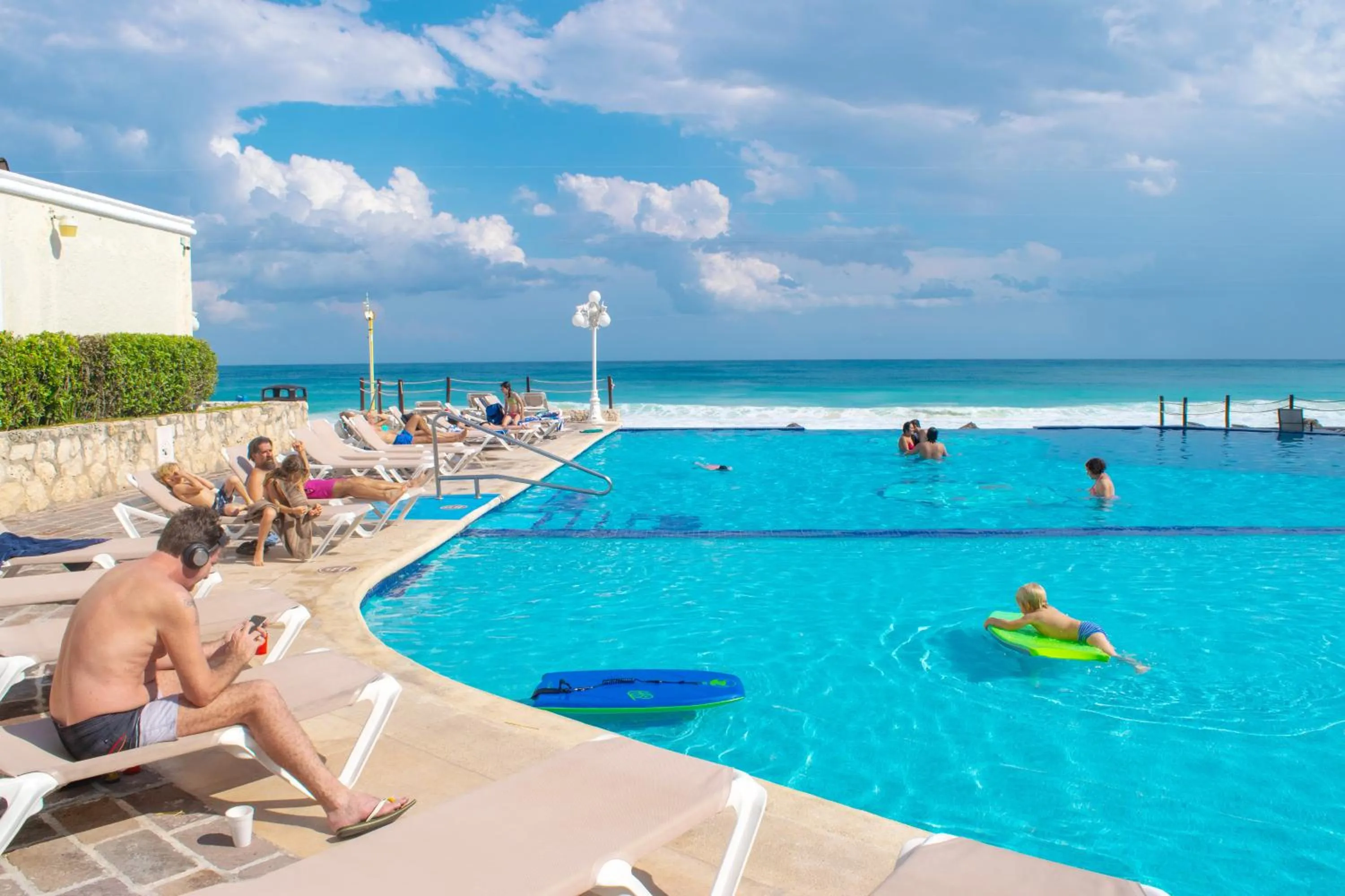 Swimming pool in BSEA Cancun Plaza Hotel