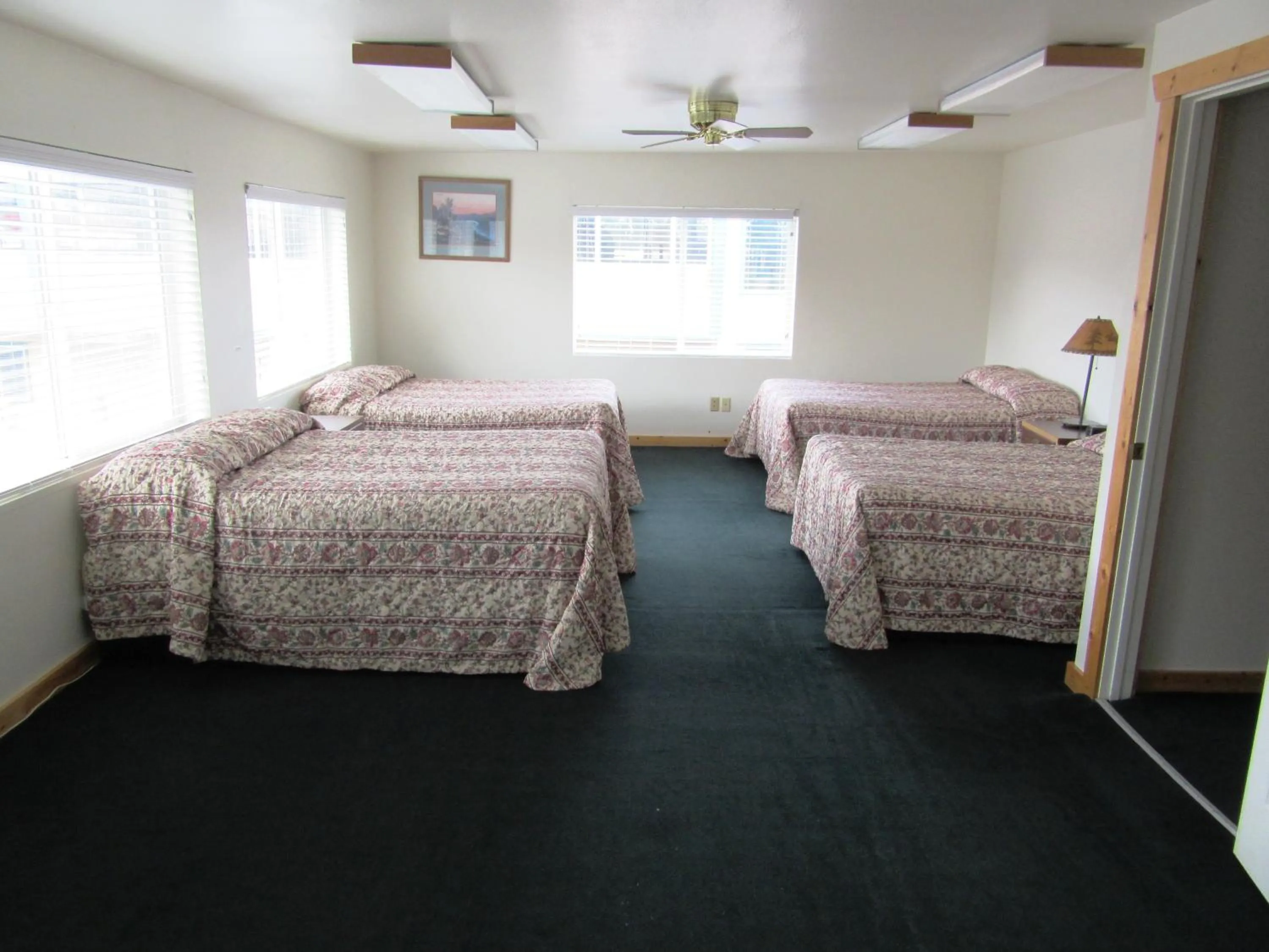 Photo of the whole room, Bed in Yellowstone Country Inn