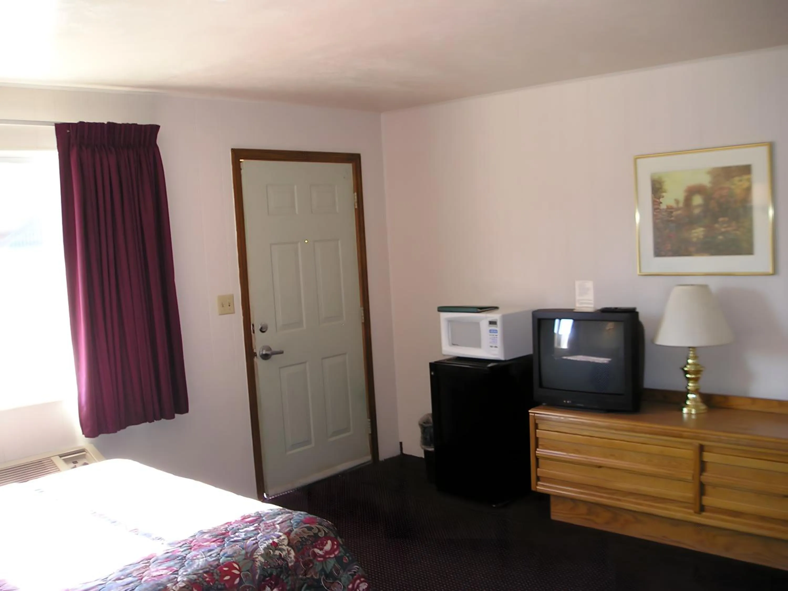 Living room, Bed in Yellowstone Country Inn