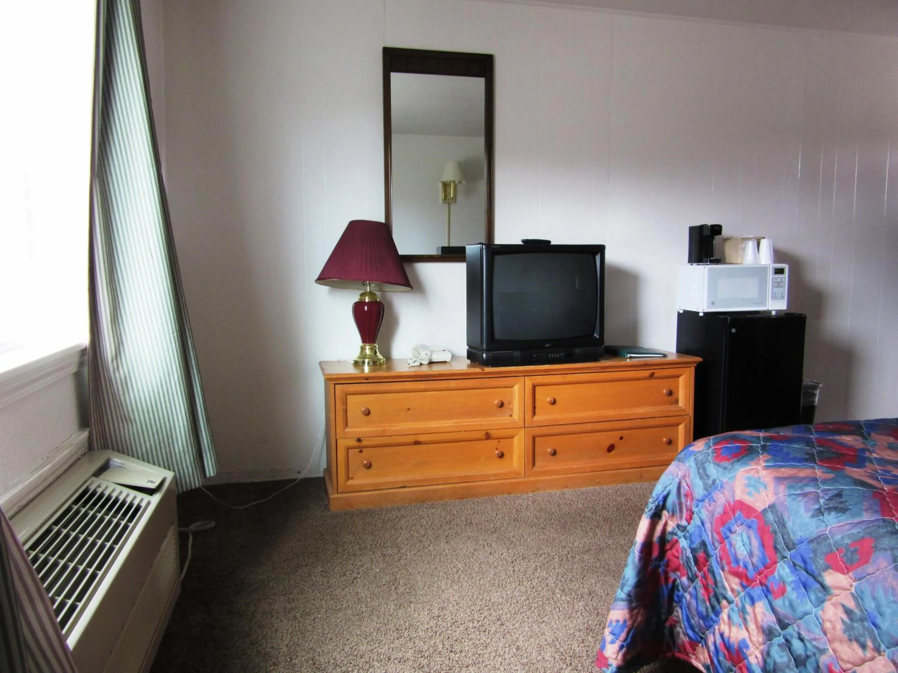 Photo of the whole room, Bed in Yellowstone Country Inn