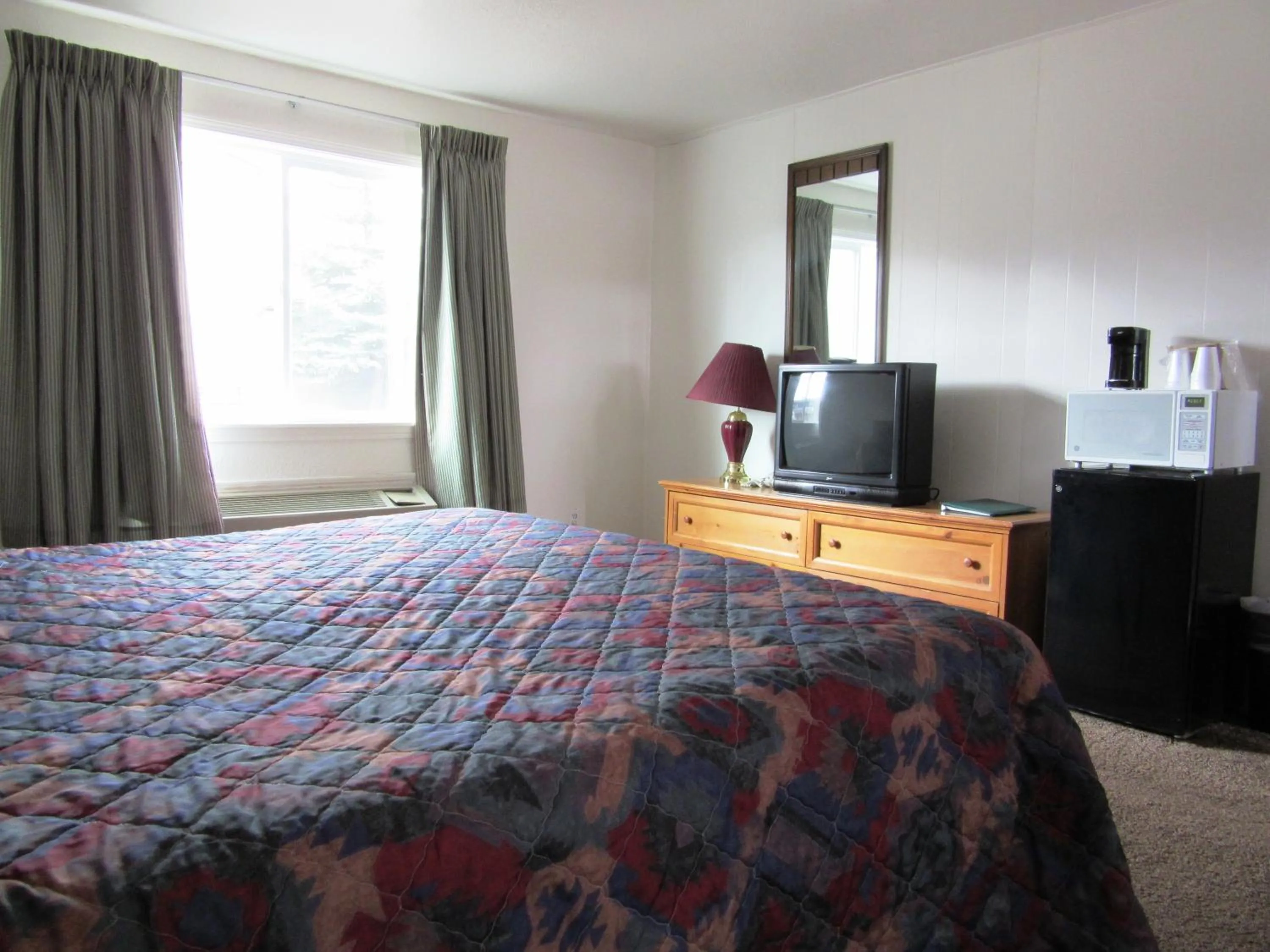 Photo of the whole room, Bed in Yellowstone Country Inn