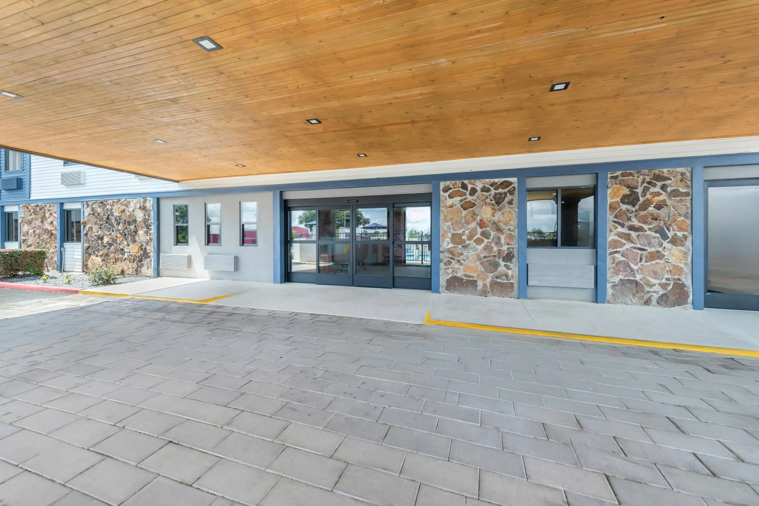 Facade/entrance in Clarion Pointe