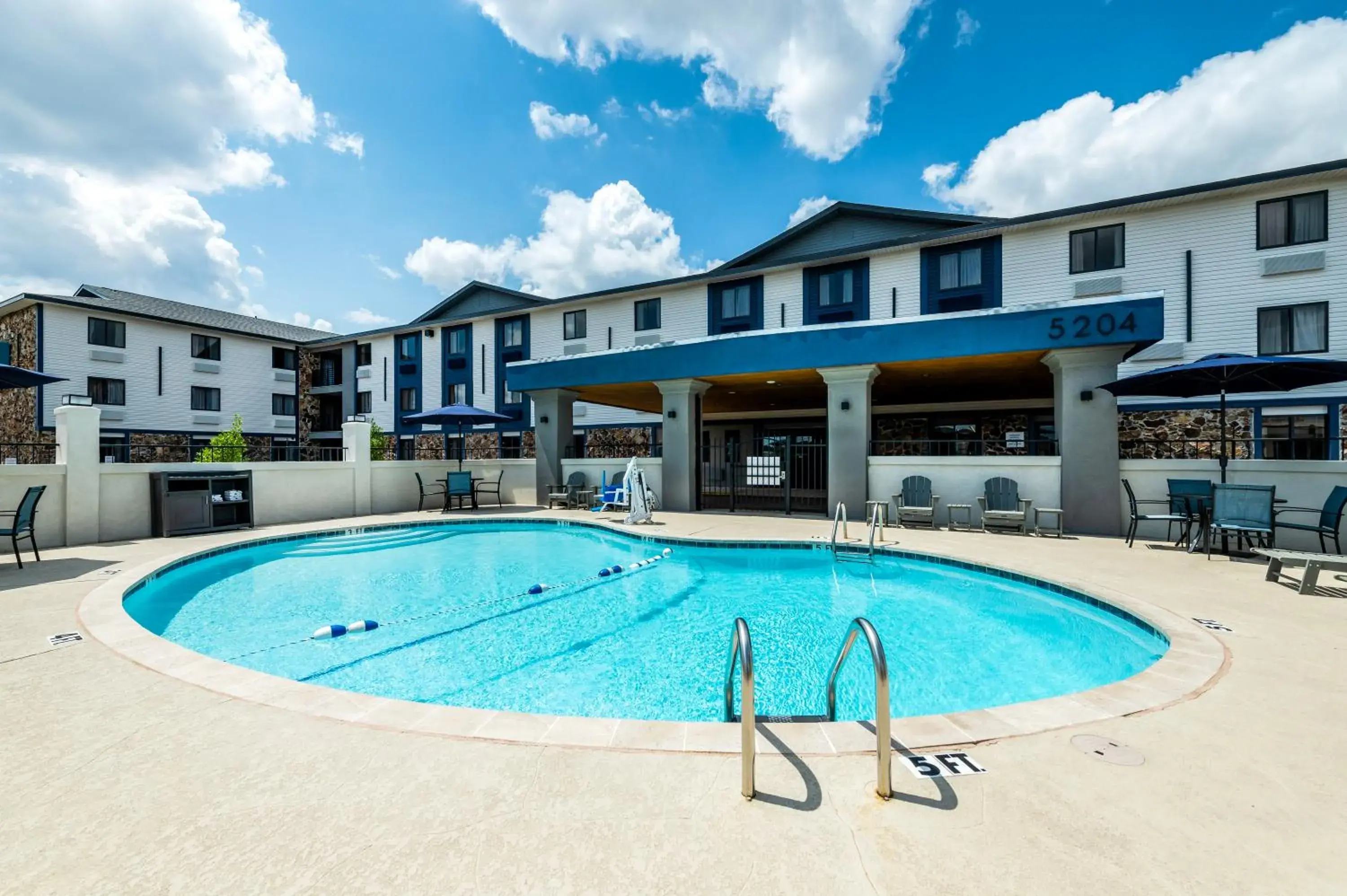 Swimming pool in Clarion Pointe Swimming pool in Clarion Pointe