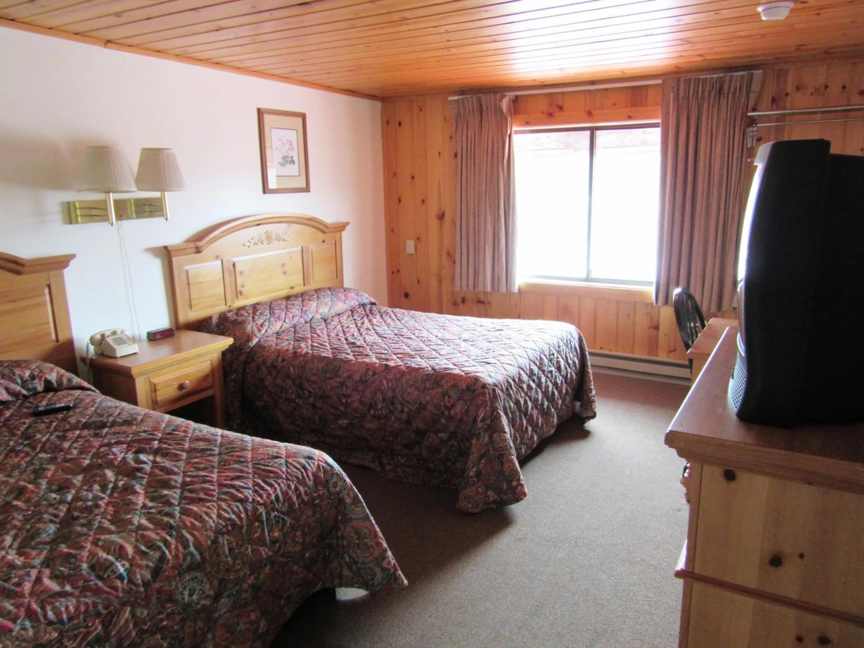 Photo of the whole room, Bed in Travelers Lodge