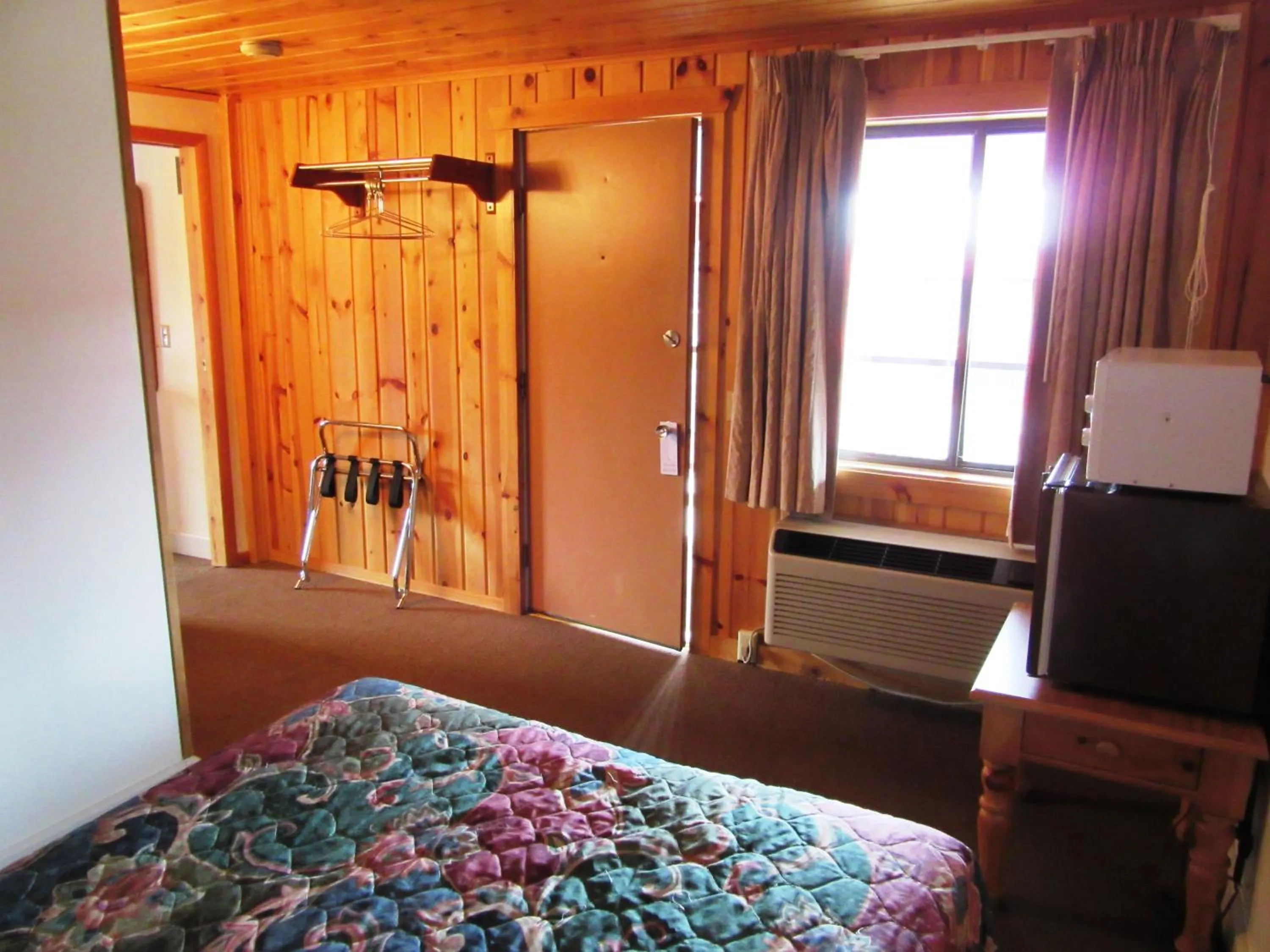 Photo of the whole room, Bed in Travelers Lodge