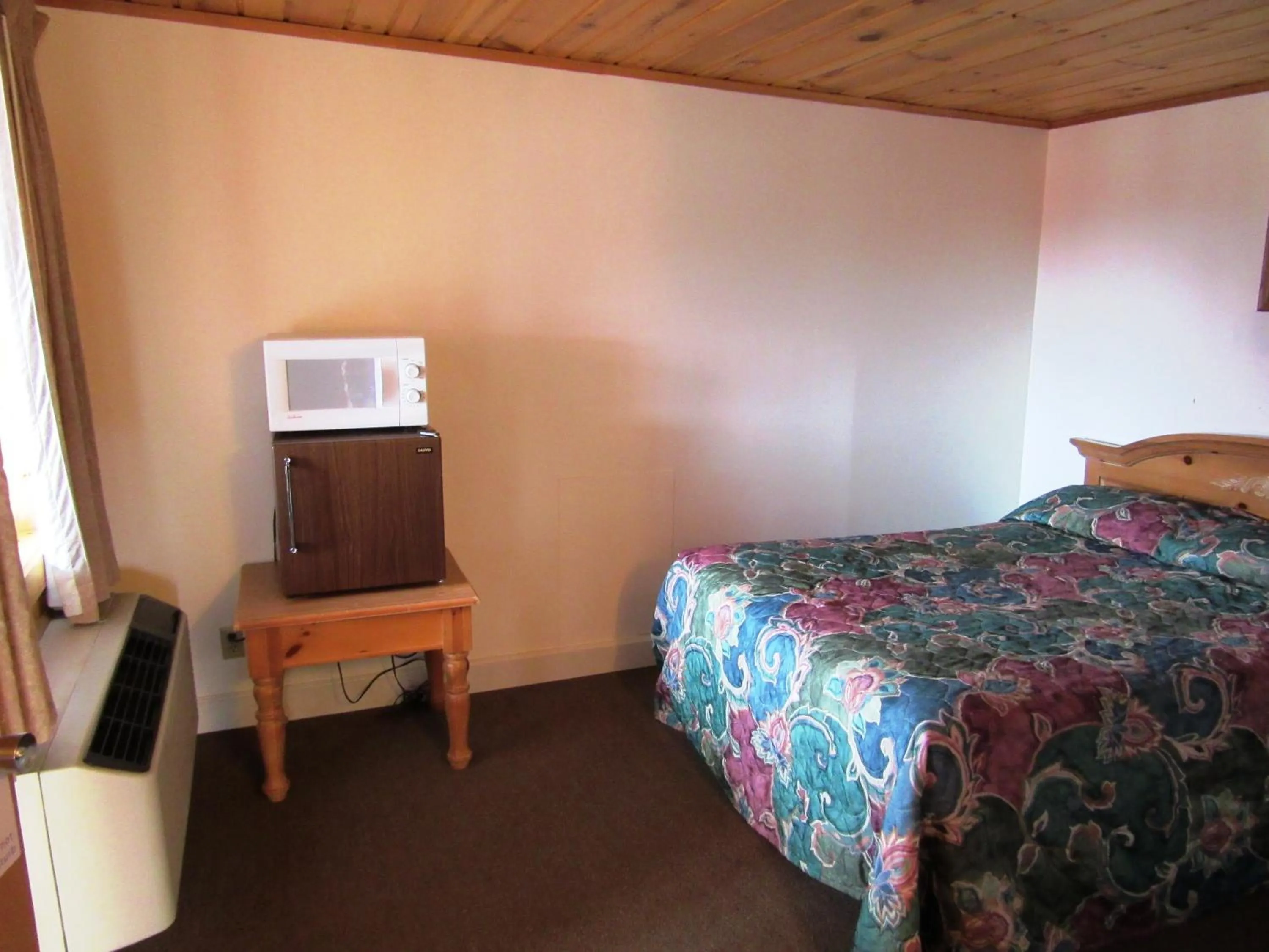 Photo of the whole room, Bed in Travelers Lodge