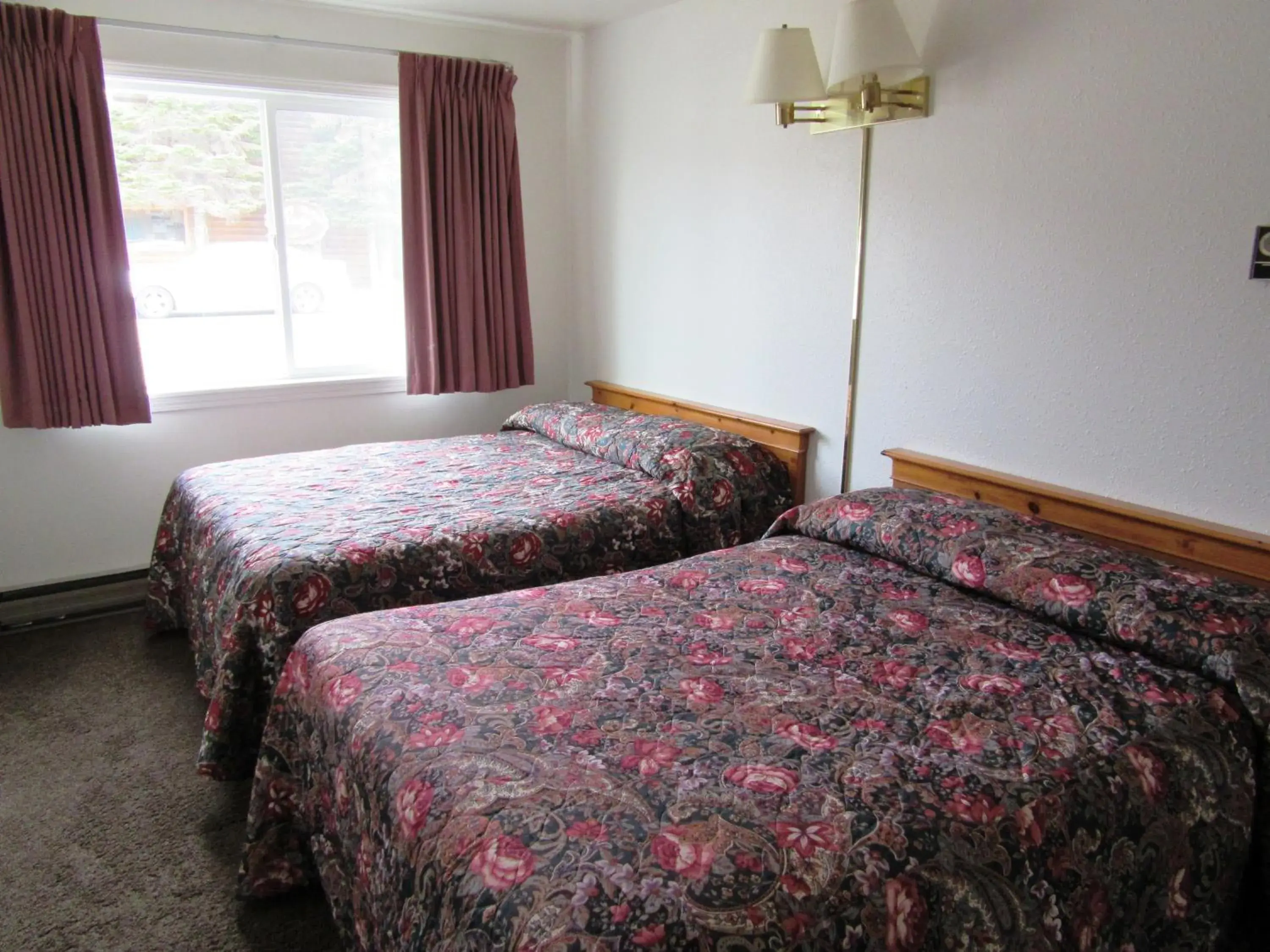 Photo of the whole room, Bed in Travelers Lodge Photo of the whole room, Bed in Travelers Lodge