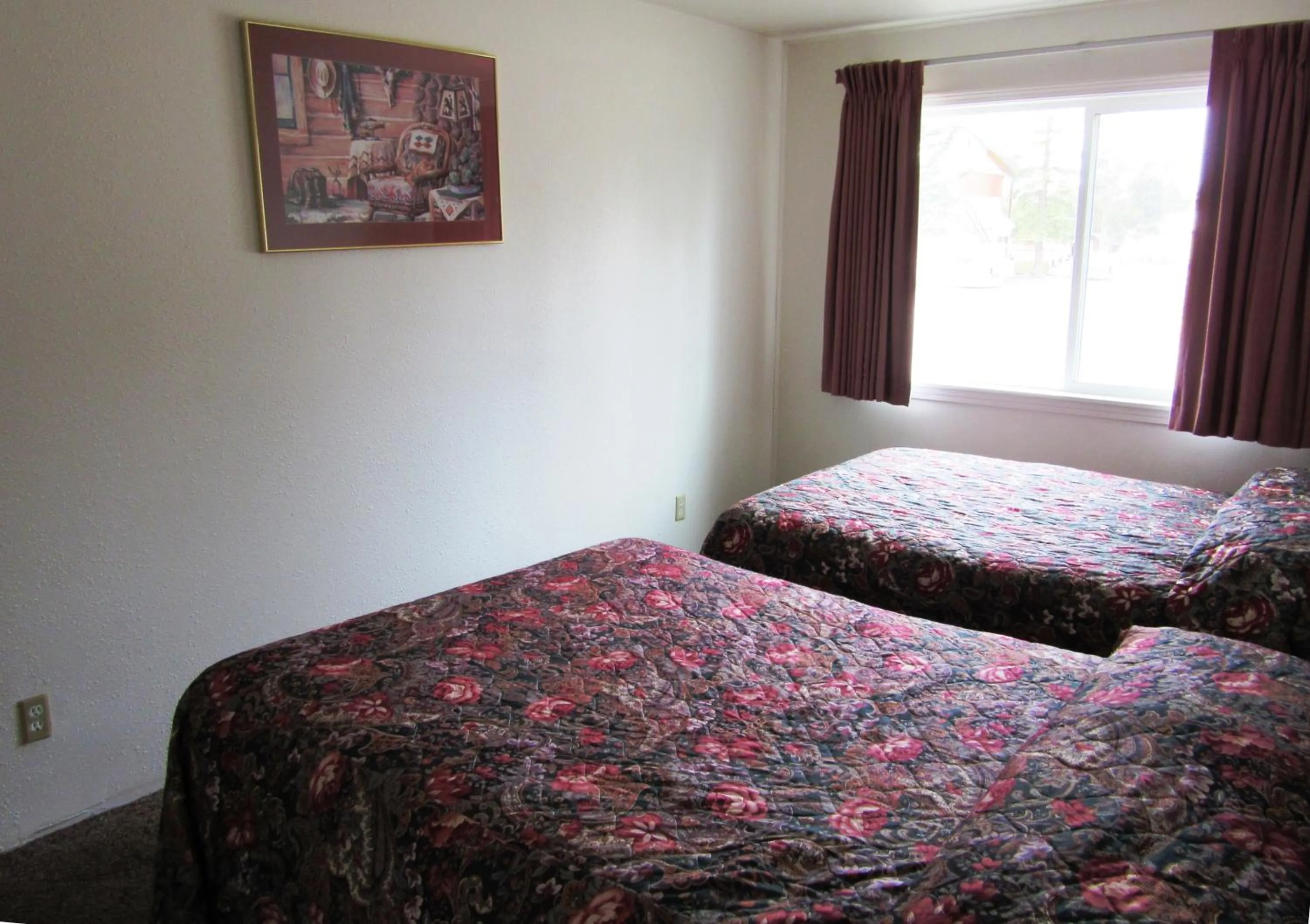 Photo of the whole room, Bed in Travelers Lodge