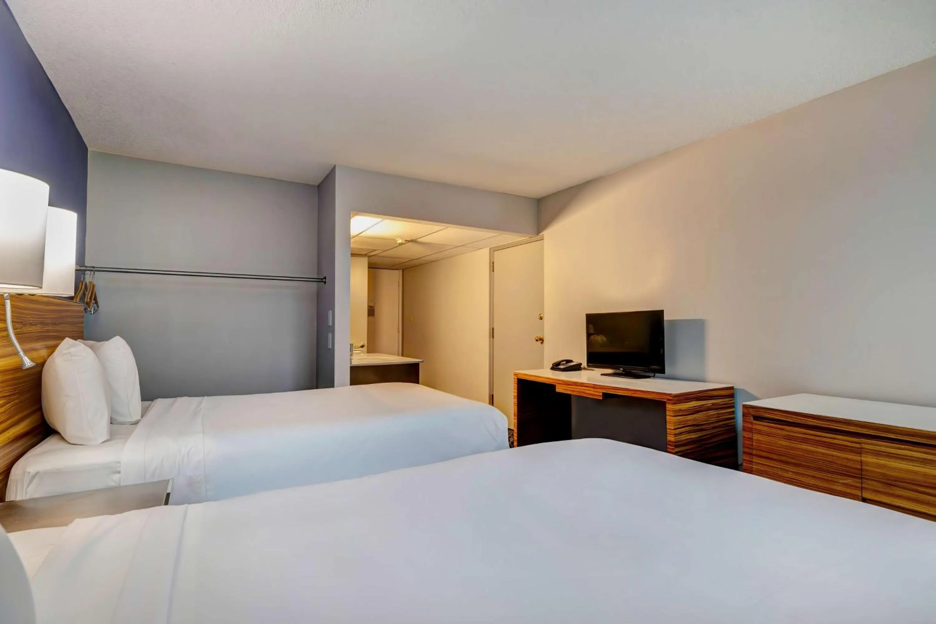 Photo of the whole room, Bed in Motel 6 Arlington TX Entertainment District