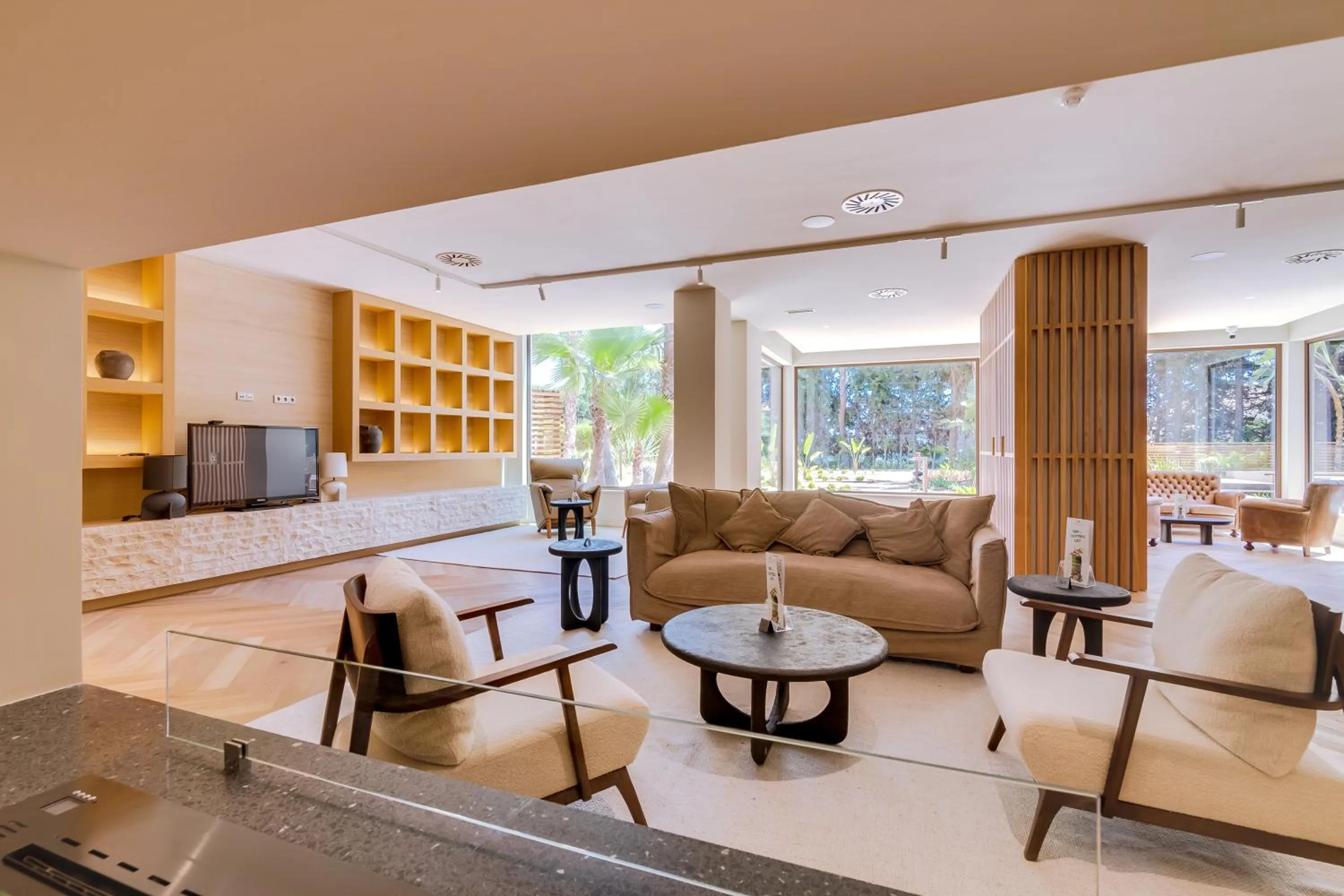 Communal lounge/ TV room in Falésia Hotel - Adults Only