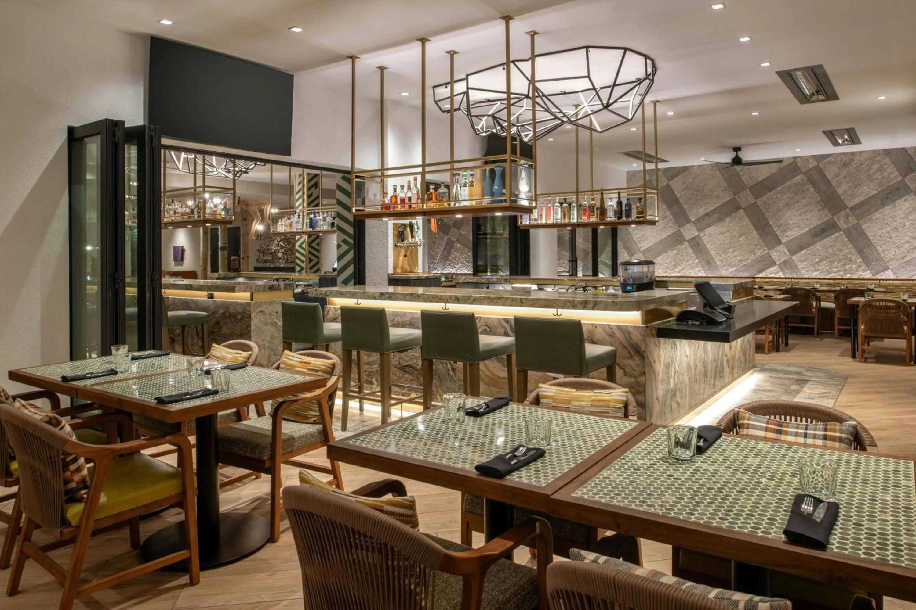 Restaurant/places to eat in Hotel Paradox, Autograph Collection