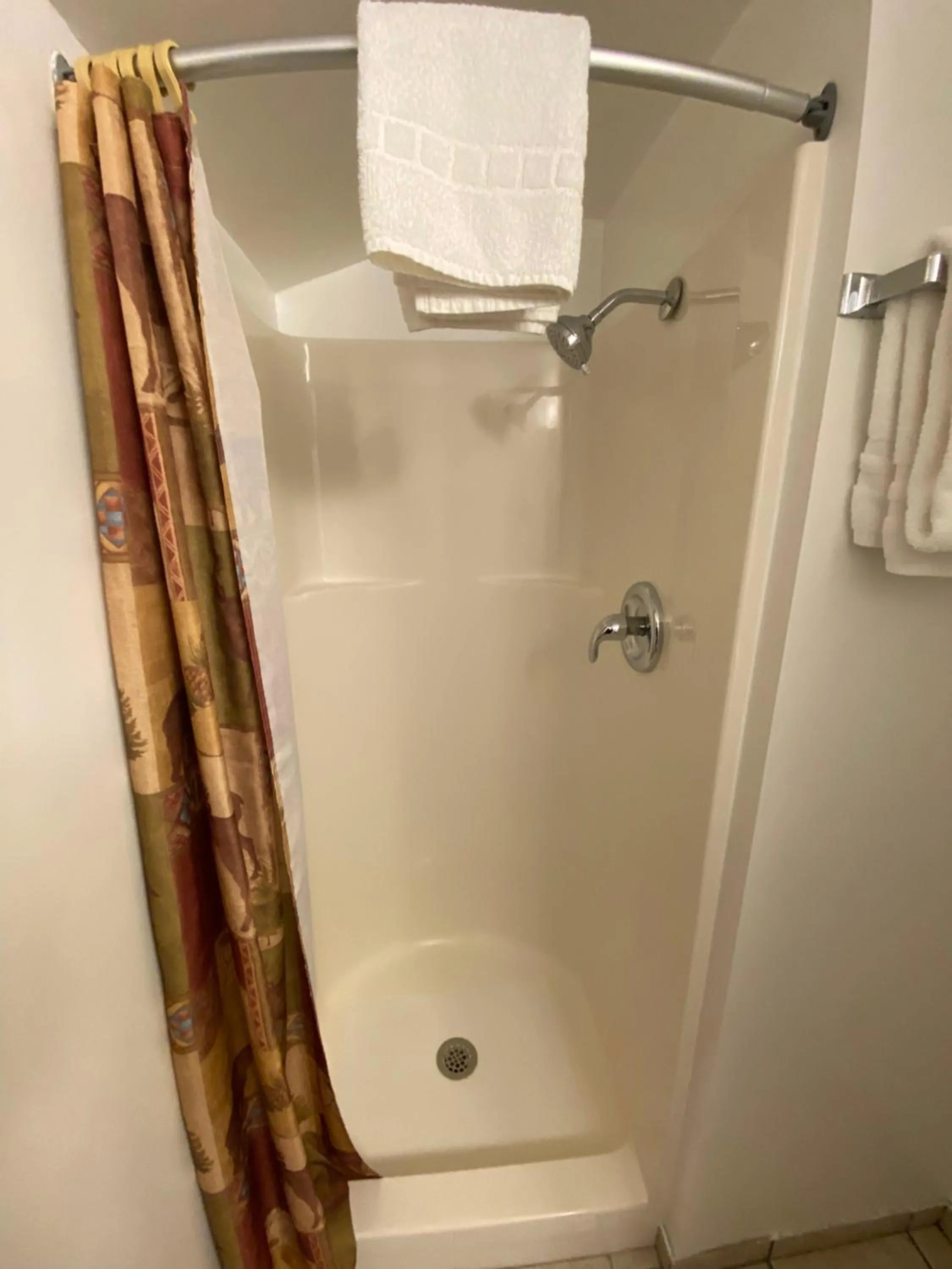 Bathroom in Independence Courthouse Motel